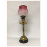 A GOOD QUALITY BRASS OIL LAMP WITH TWISTED COLUMN PRESENTED WITH A CLEAR FONT AND DECORATIVE