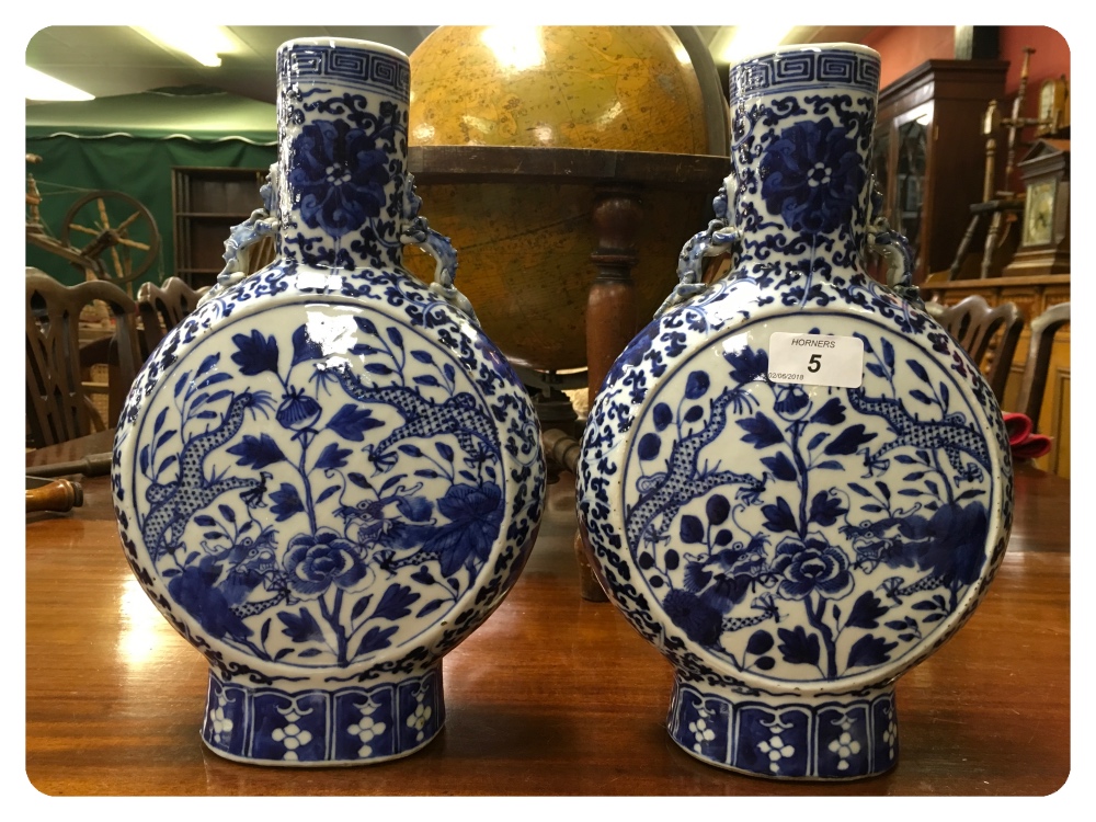 A PAIR OF 19TH CENTURY CHINESE BLUE AND - Image 3 of 8