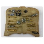 A COLLECTION OF 20 BROOCHES, INCLUDING M