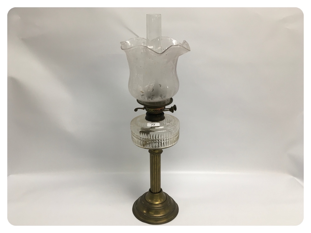 OIL LAMP, BRASS WITH CORINTHIAN STYLE CO - Image 3 of 4