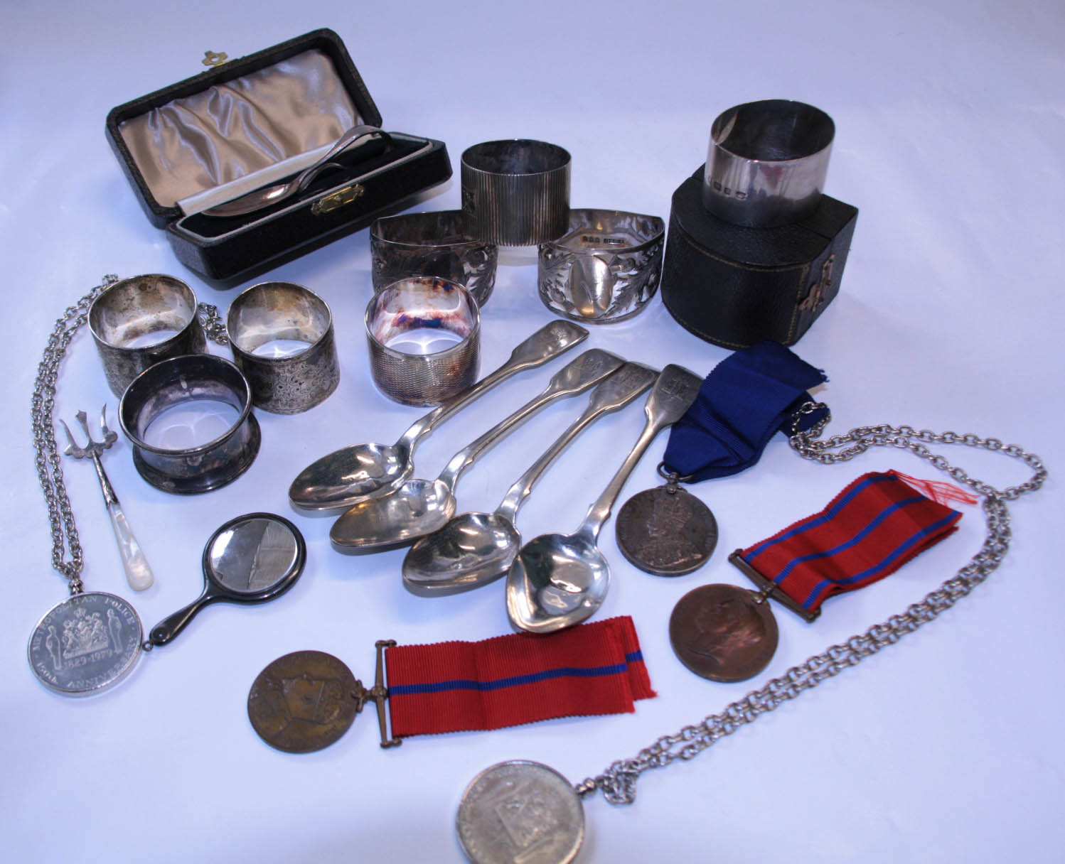 A pair of cased Irish silver napkin rings, chased with a floral band, Dublin 1971, a pair of