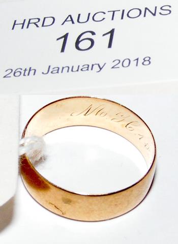 A gold wedding band