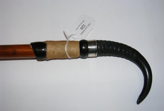 Alpine walking cane with Chamois horn and hoof han