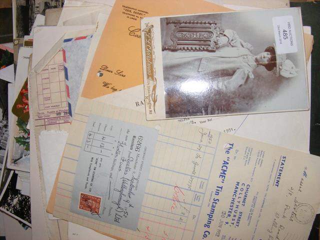 Various collectable ephemera, including photograph