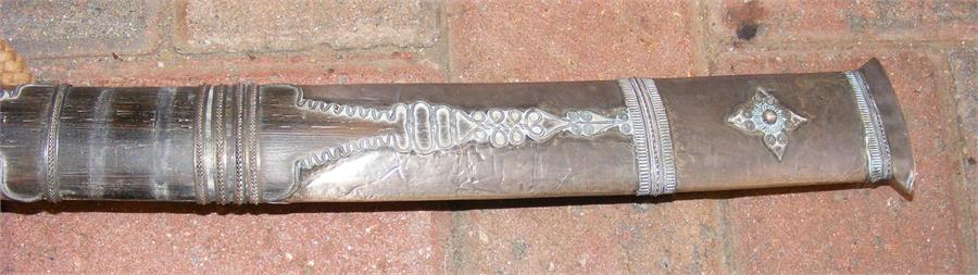 An antique Middle Eastern curved sword in white me - Image 2 of 4