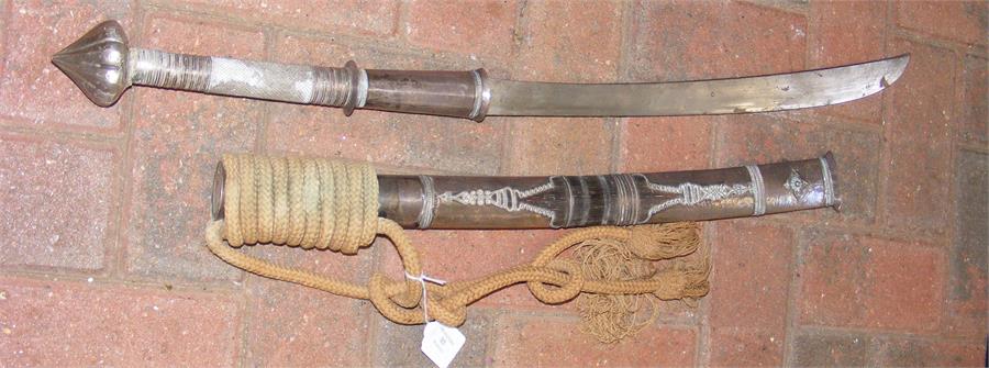 An antique Middle Eastern curved sword in white me - Image 4 of 4