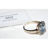 A 9ct yellow gold ring set with blue stone - Size