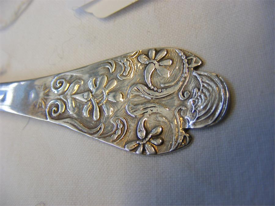 A Chard Laceback Trefid silver spoon - 1699 - by R - Image 2 of 9