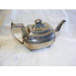 A silver teapot with engraved decoration - 20oz