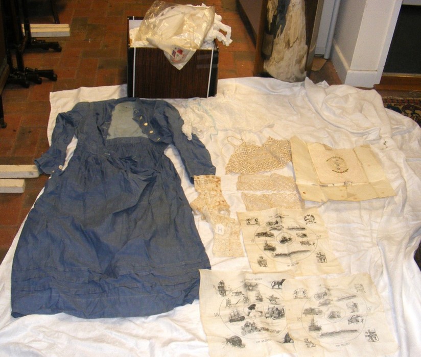 Good selection of old linen and lace, together wit