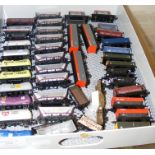 Selection of loose N gauge rolling stock, includin