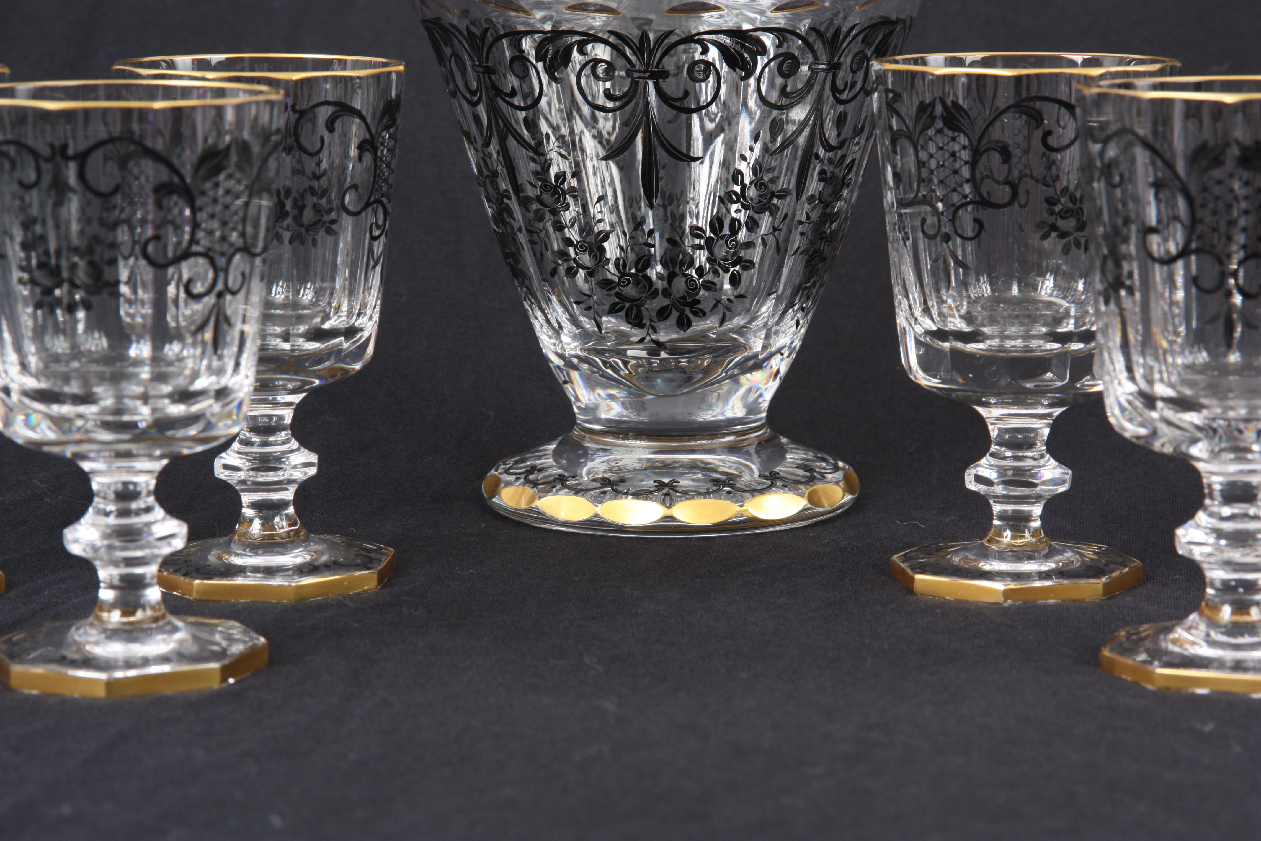 A CONTINENTAL GILT AND BLACK PAINTED DECANTER AND SIX MATCHING GOBLETS of facetted from 34cm and - Image 4 of 5