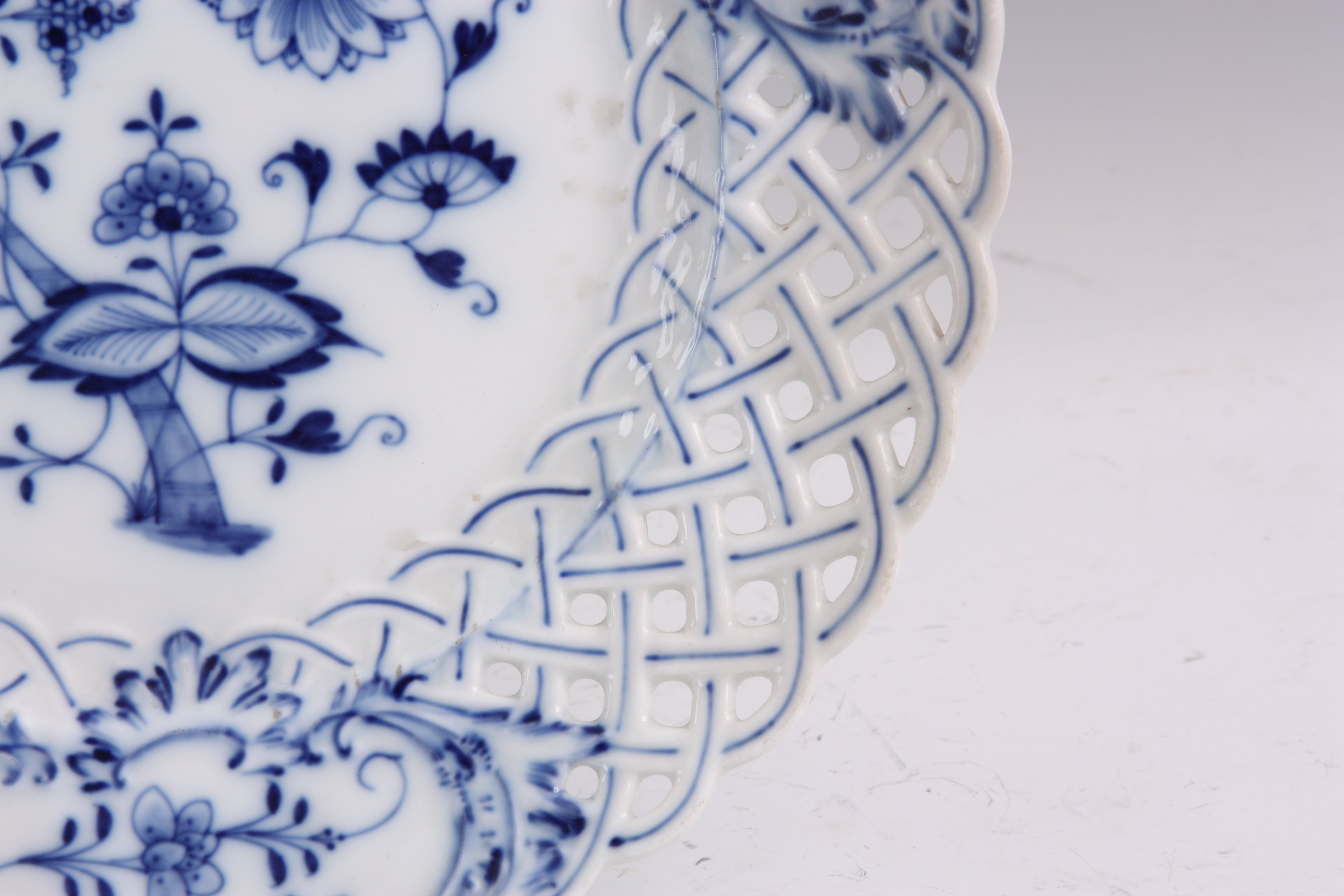 A SET OF EIGHT MEISSEN BLUE AND WHITE LATTICE EDGED DINNER PLATES decorated in the blue onion - Image 3 of 5