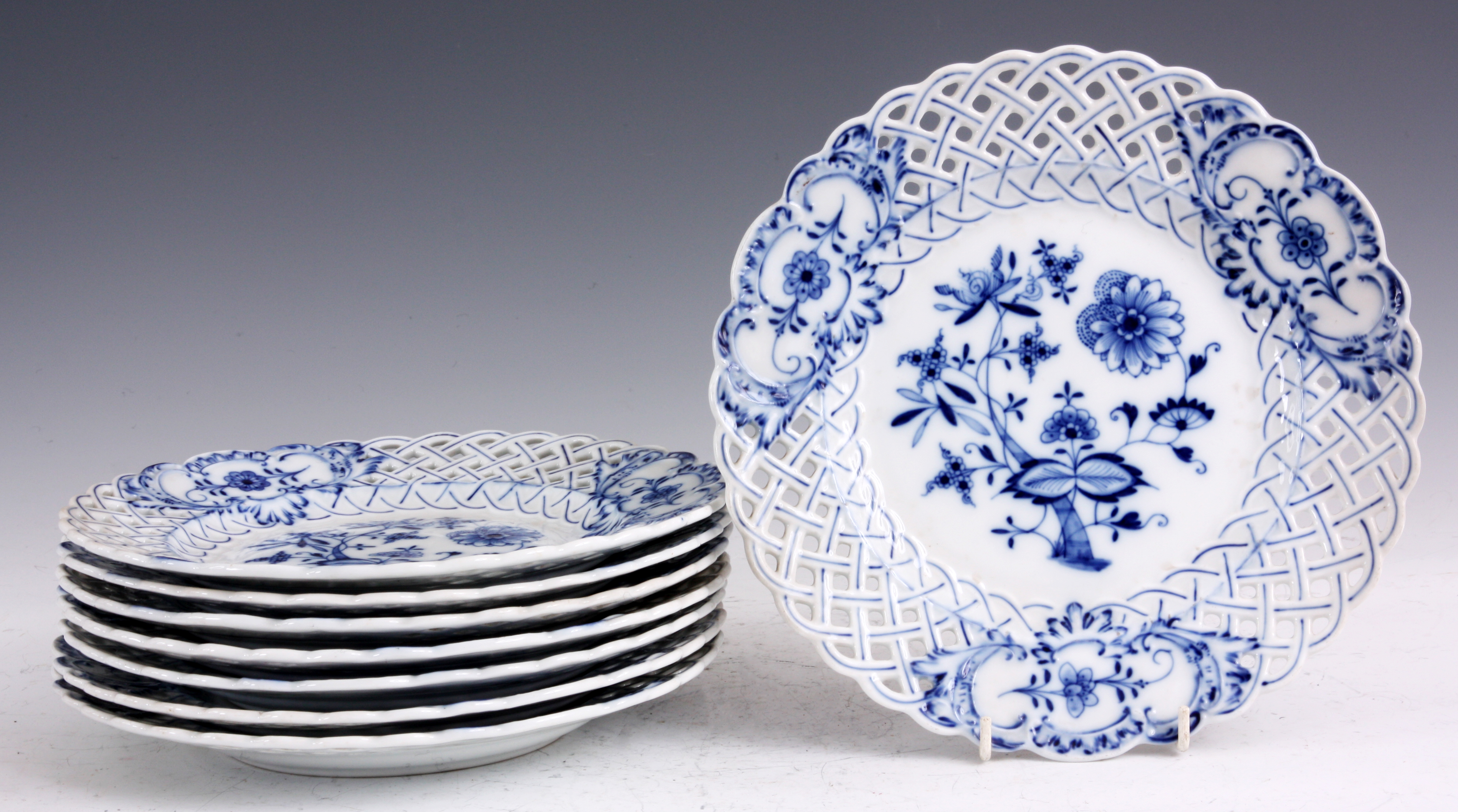 A SET OF EIGHT MEISSEN BLUE AND WHITE LATTICE EDGED DINNER PLATES decorated in the blue onion