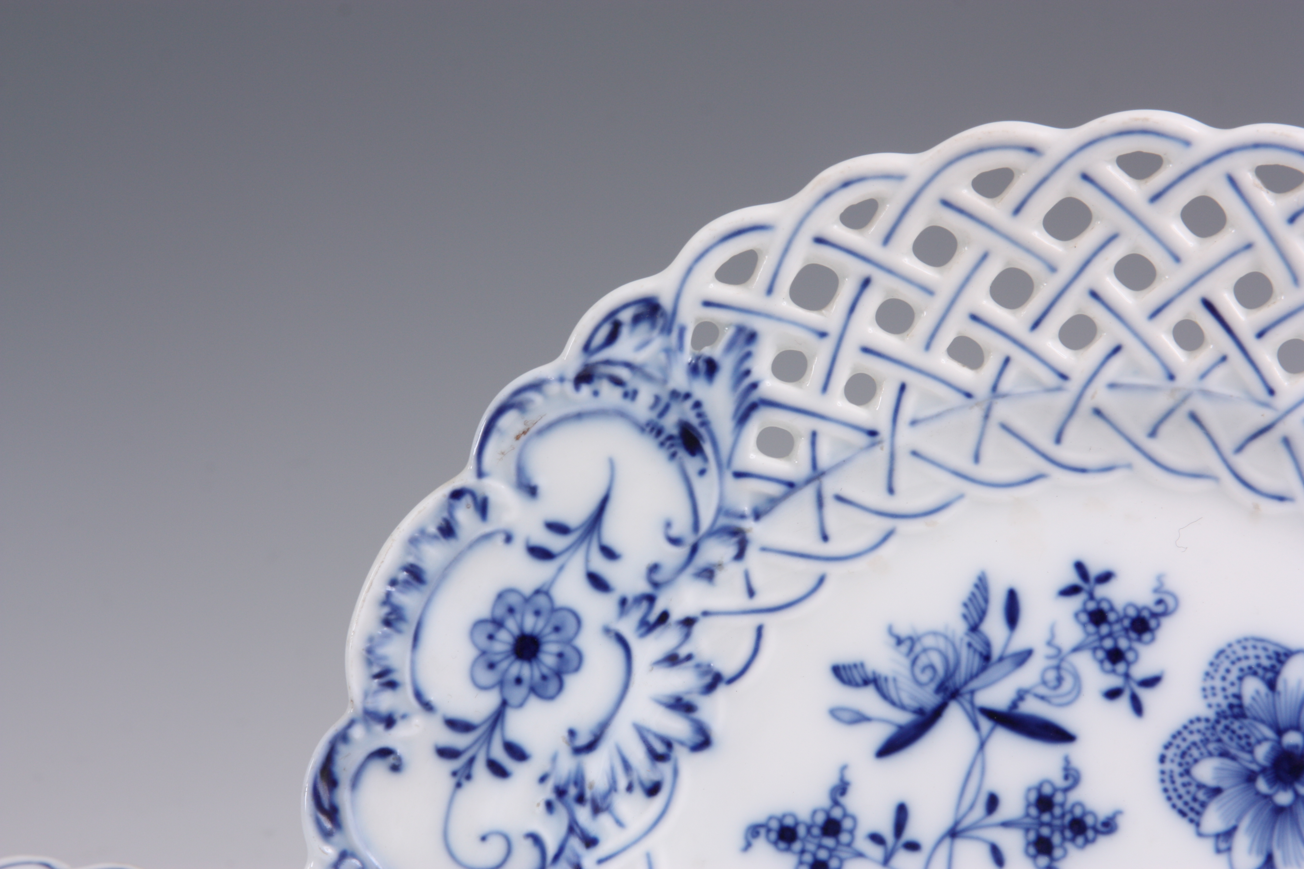 A SET OF EIGHT MEISSEN BLUE AND WHITE LATTICE EDGED DINNER PLATES decorated in the blue onion - Image 2 of 5