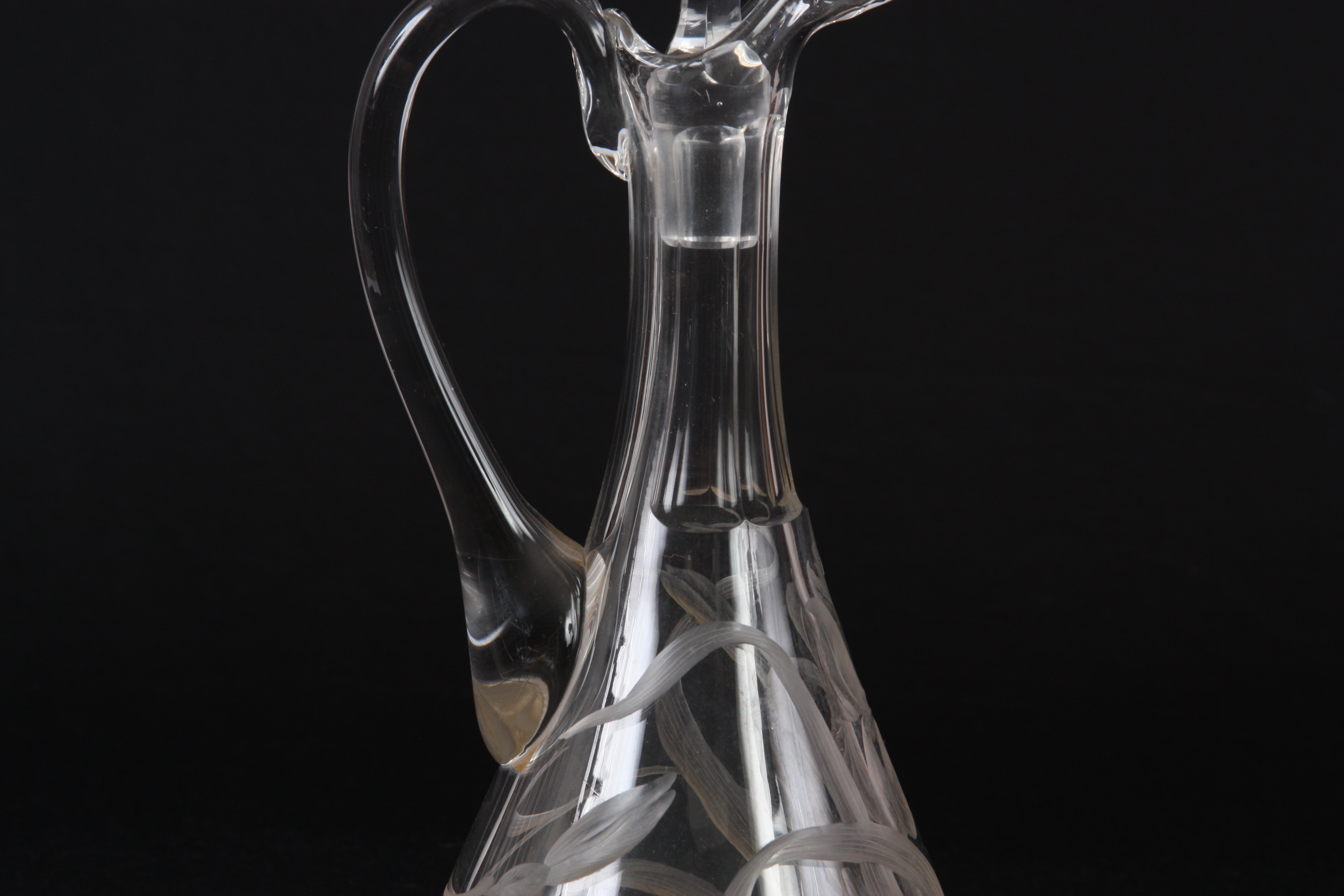 A STYLISH CLEAR GLASS MOSER DECANTER with etched floral and gilt decoration 31.5cm high. - Image 3 of 4