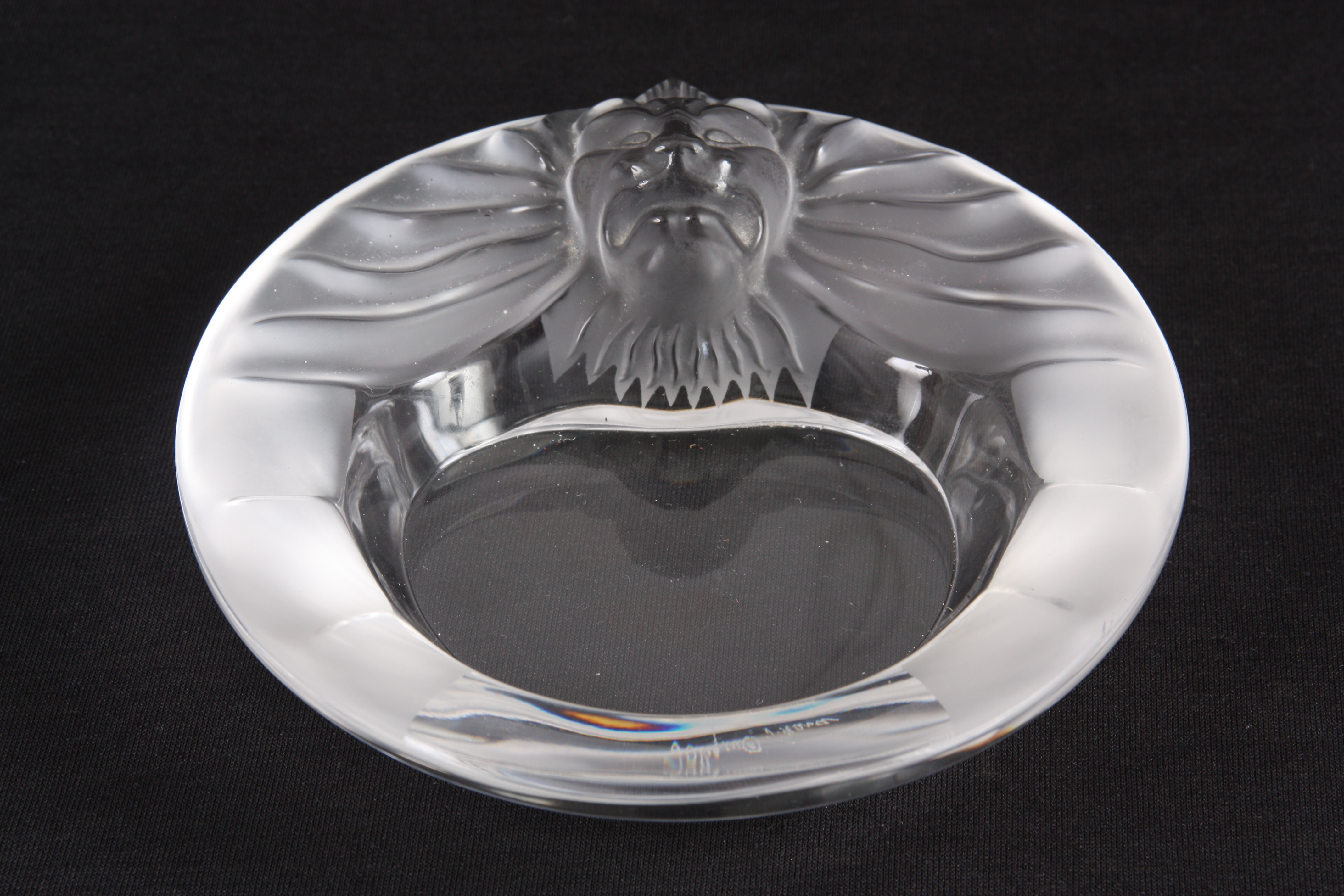 A LALIQUE LIONS HEAD GLASS CIRCULAR PIN TRAY signed Lalique France 14.5cm diameter. - Image 4 of 6