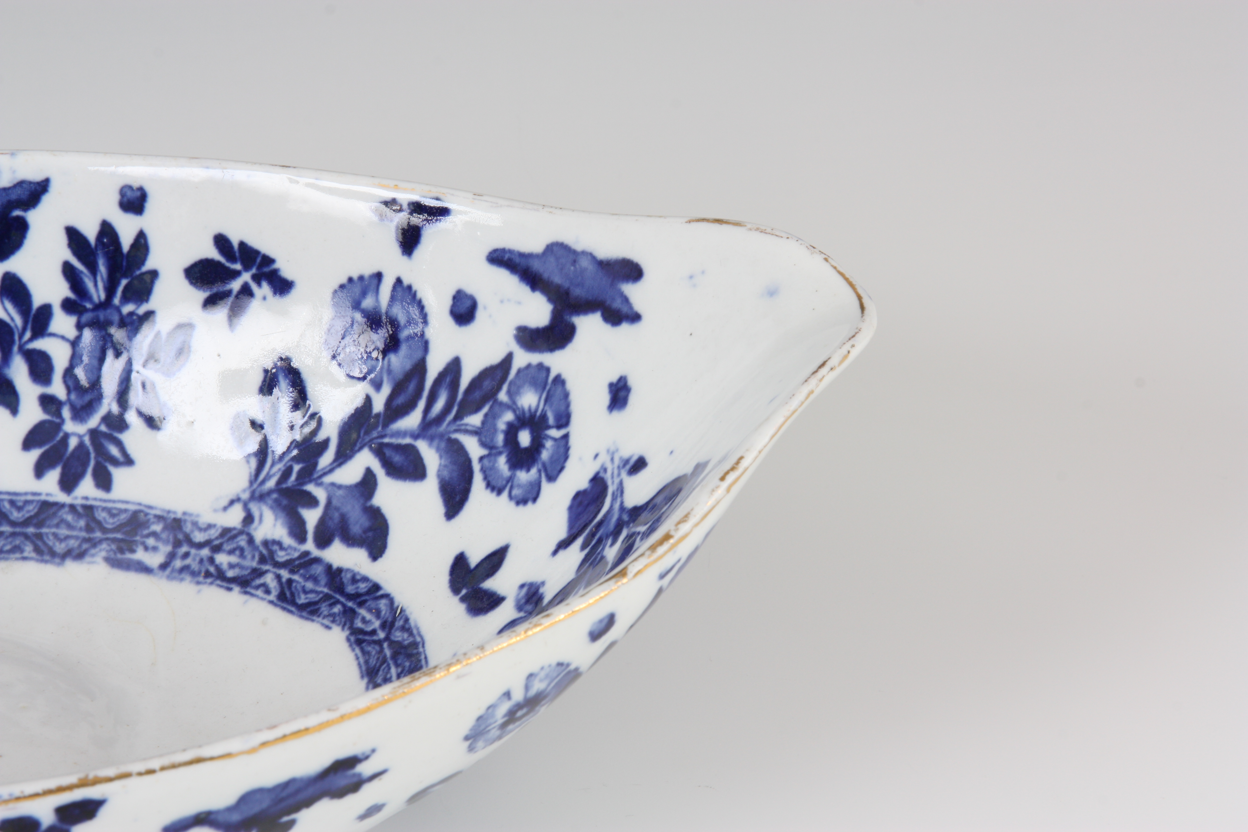 A 19TH CENTURY BLUE AND WHITE SPODE TYPE OVAL BOWL 33cm wide 18.5cm deep 8.5cm high. - Image 4 of 6