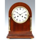 AN EARLY 20th CENTURY FRENCH MAHOGANY CASED MANTEL CLOCK the arch top case with chequered strung