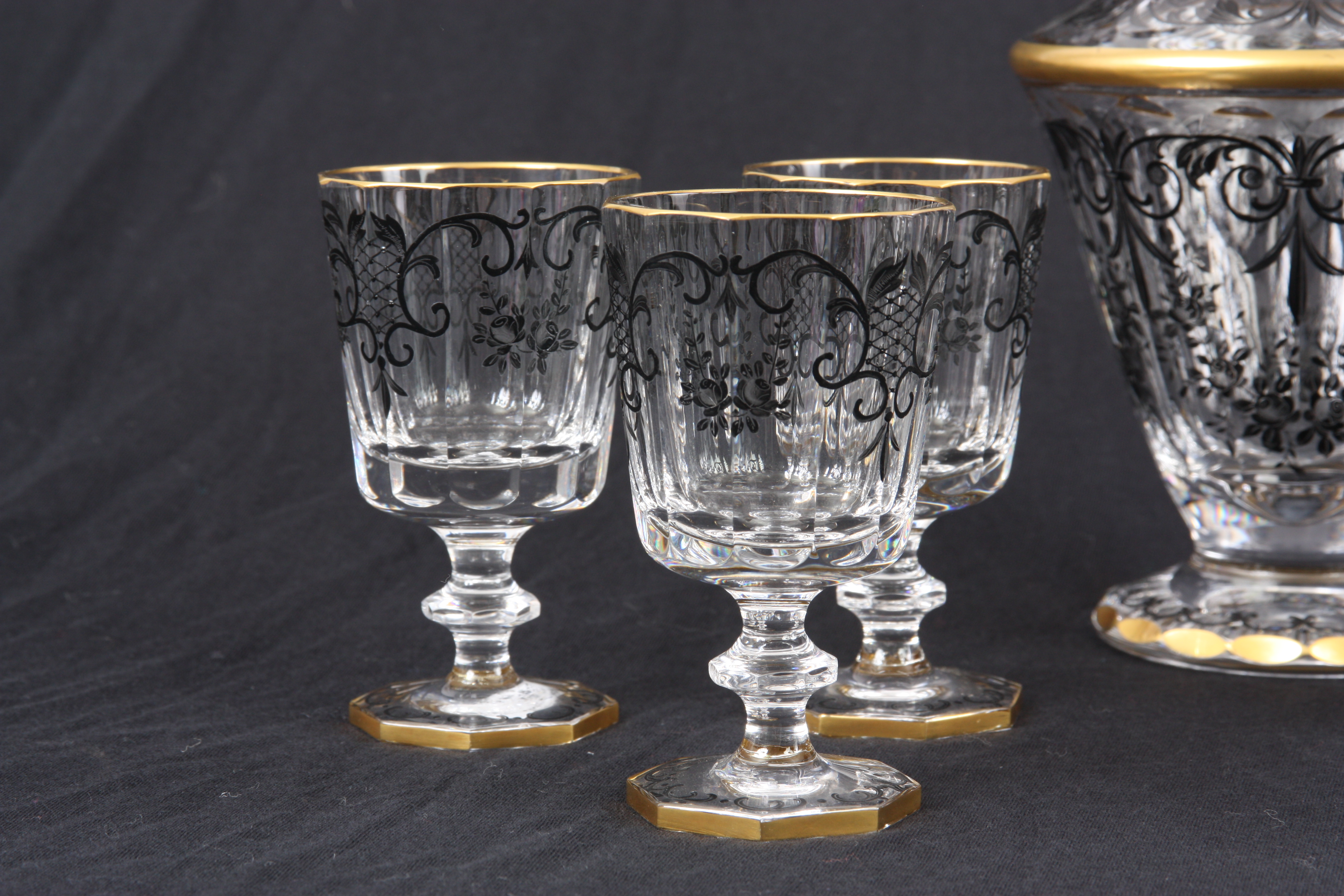 A CONTINENTAL GILT AND BLACK PAINTED DECANTER AND SIX MATCHING GOBLETS of facetted from 34cm and - Image 2 of 5