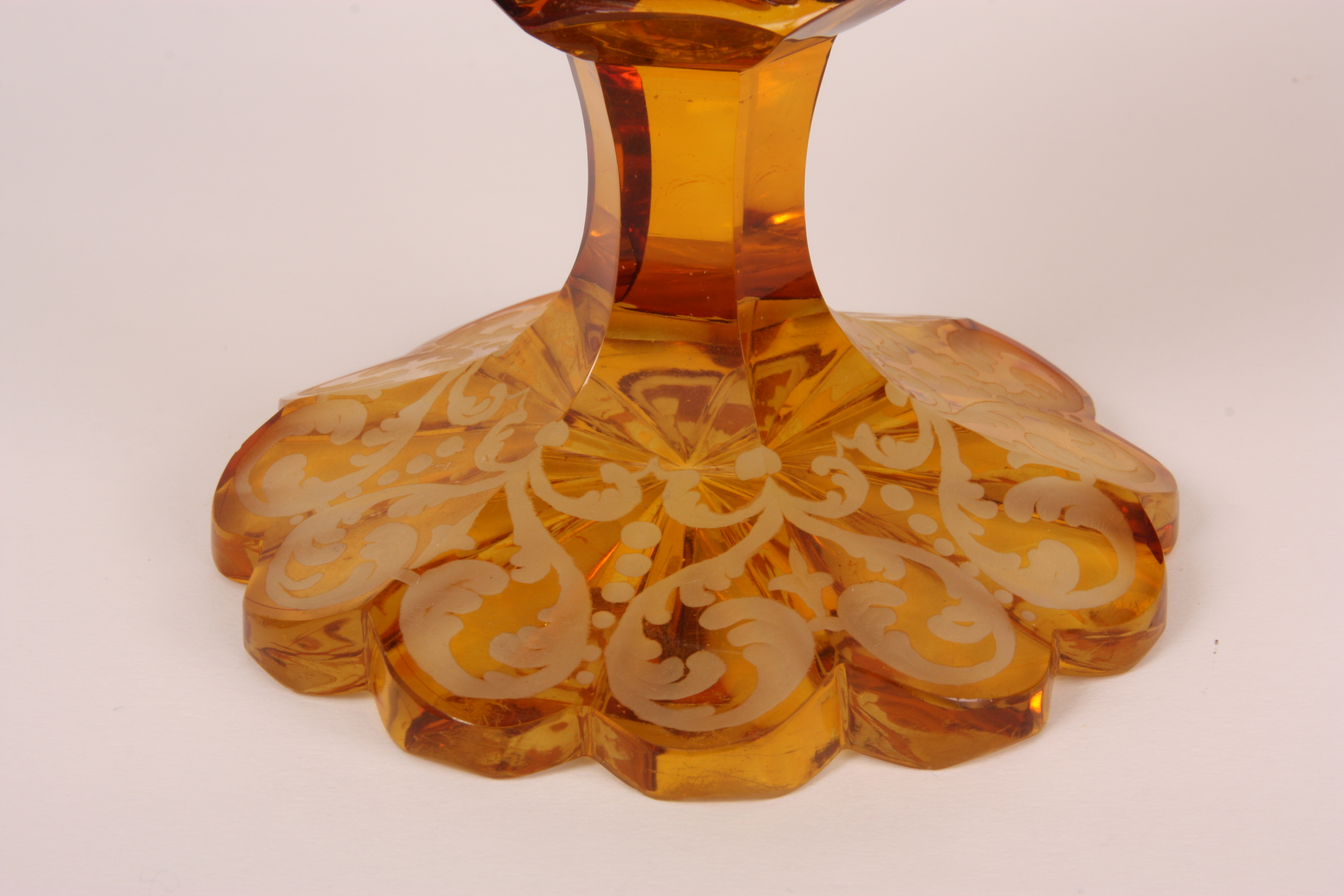 AN EARLY 20TH CENTURY AMBER COLOURED SLENDER SHAPED BOHEMIAN GLASS VASE with finely engraved - Image 3 of 6