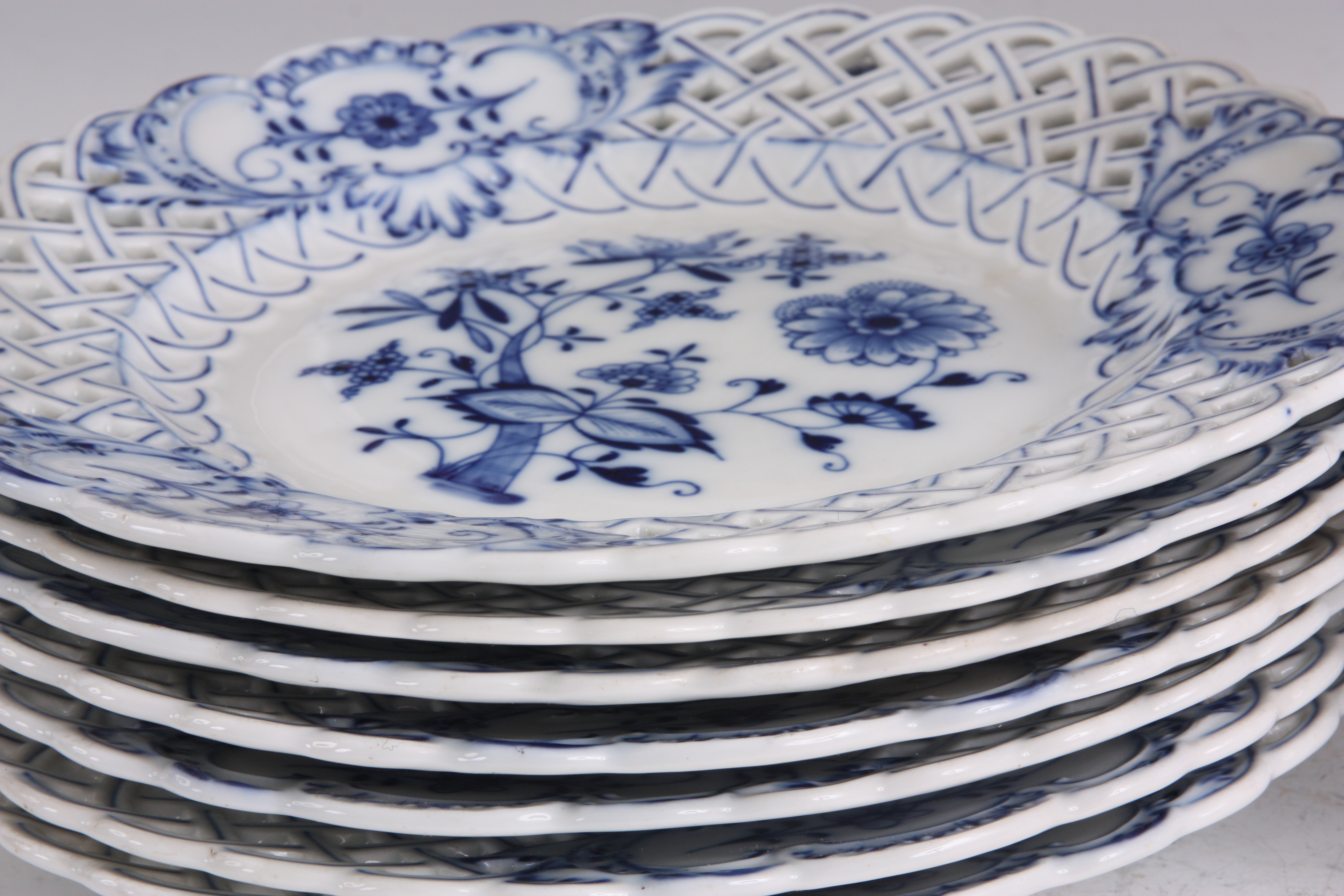 A SET OF EIGHT MEISSEN BLUE AND WHITE LATTICE EDGED DINNER PLATES decorated in the blue onion - Image 4 of 5