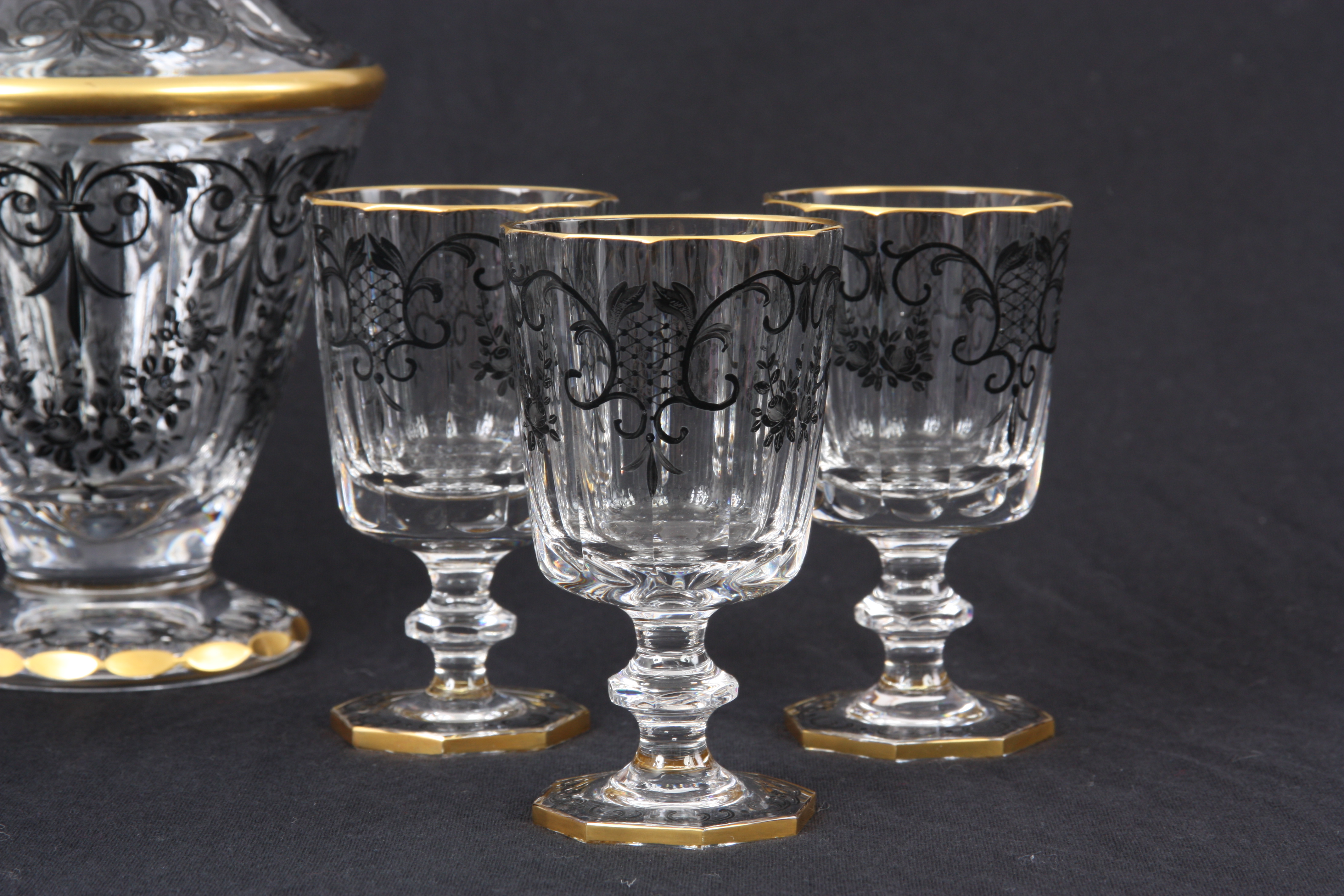 A CONTINENTAL GILT AND BLACK PAINTED DECANTER AND SIX MATCHING GOBLETS of facetted from 34cm and - Image 3 of 5