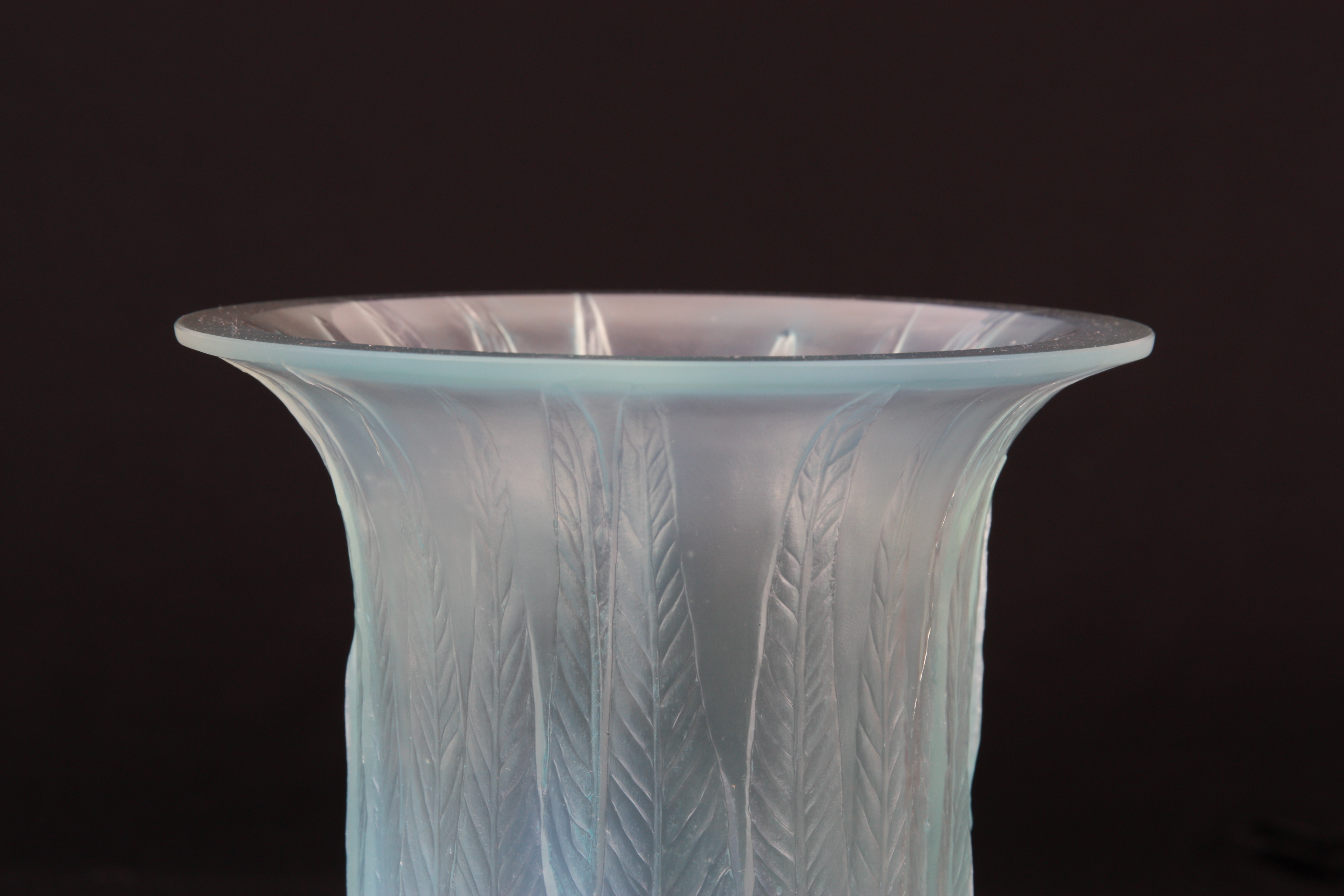 A LALIQUE EUCALYPTUS OPALESCENT BLUE STAINED GLASS VASE with leaf work decoration and moulded feet - Image 4 of 5