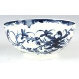 AN 18TH CENTURY BLUE AND WHITE MANSFIELD PATTERN WORCESTER BOWL with floral decoration 7.5cm high