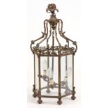 AN EARLY 20th CENTURY BRASS HEXAGONAL SHAPED HALL LANTERN with acanthus leaf style straps and hinged