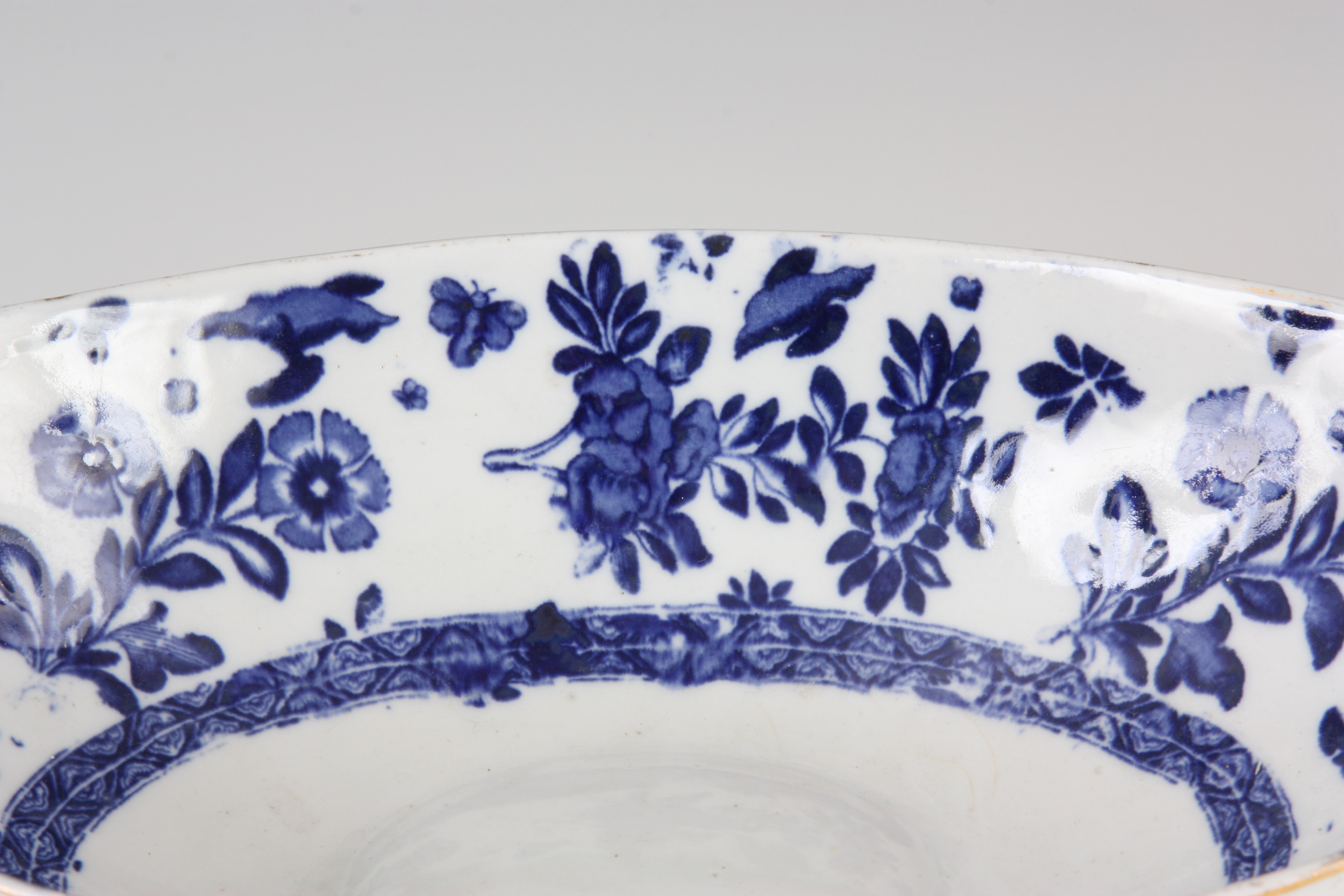 A 19TH CENTURY BLUE AND WHITE SPODE TYPE OVAL BOWL 33cm wide 18.5cm deep 8.5cm high. - Image 3 of 6