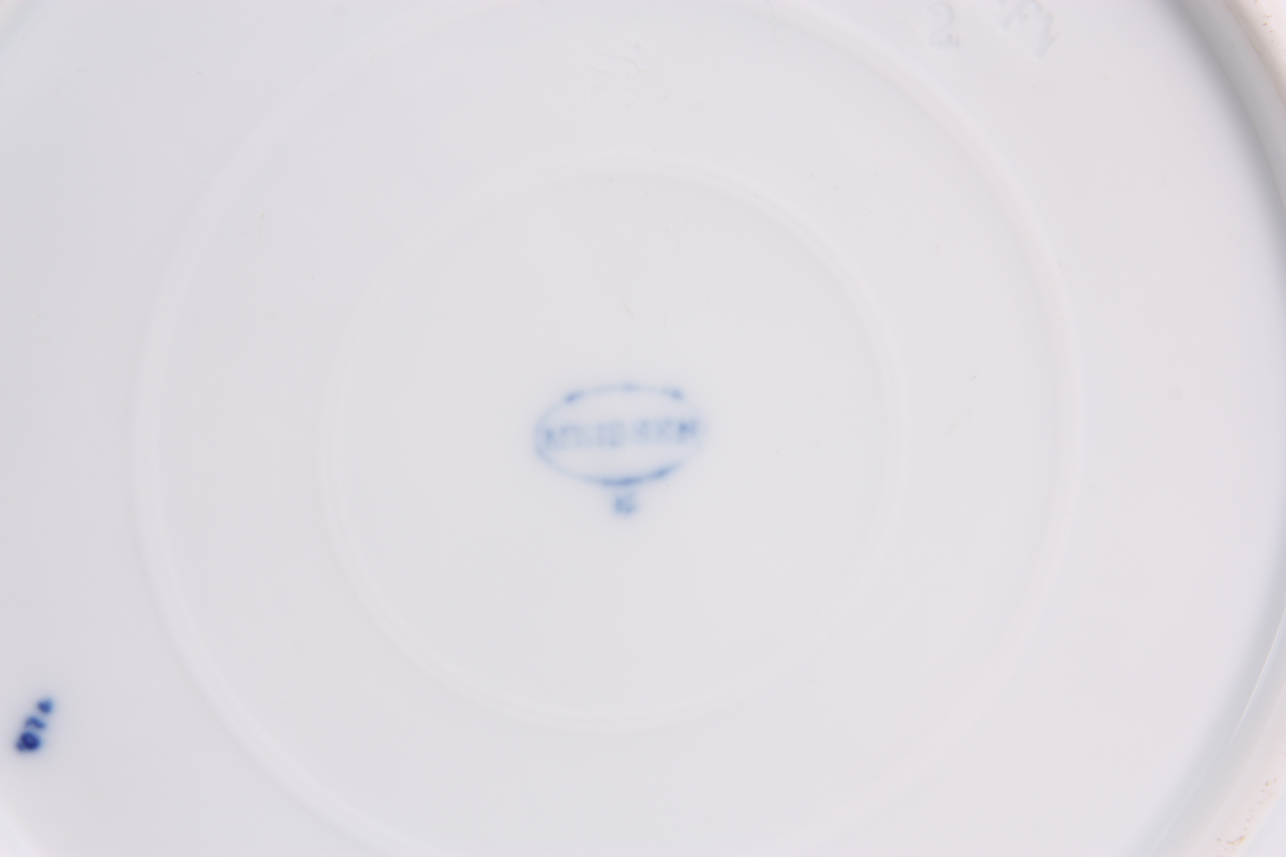 A SET OF EIGHT MEISSEN BLUE AND WHITE LATTICE EDGED DINNER PLATES decorated in the blue onion - Image 5 of 5