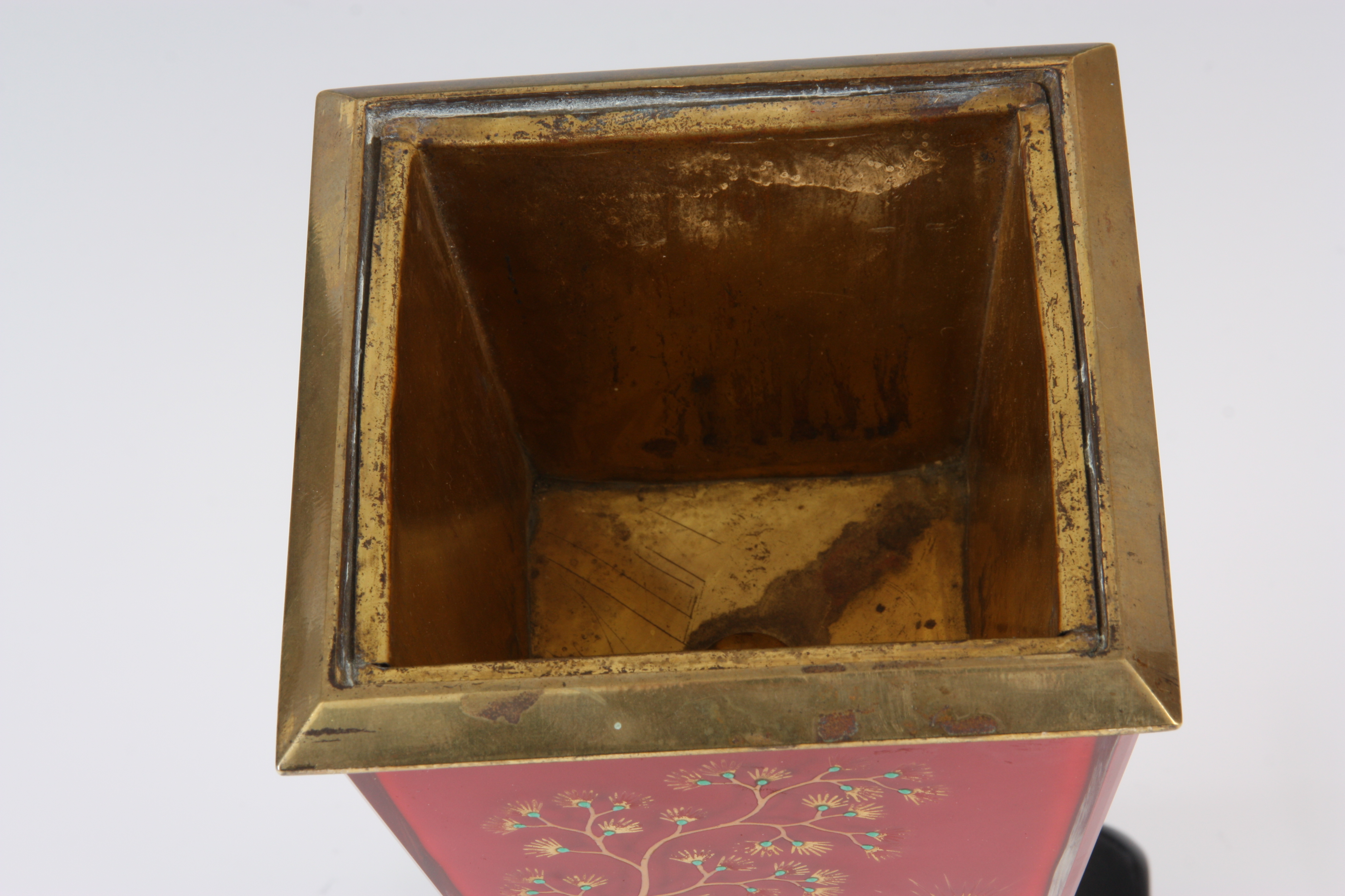 A LATE 19TH/ EARLY 20TH CENTURY PINK GLASS SQUARE TAPERING JARDINIERE over painted with floral - Image 5 of 8