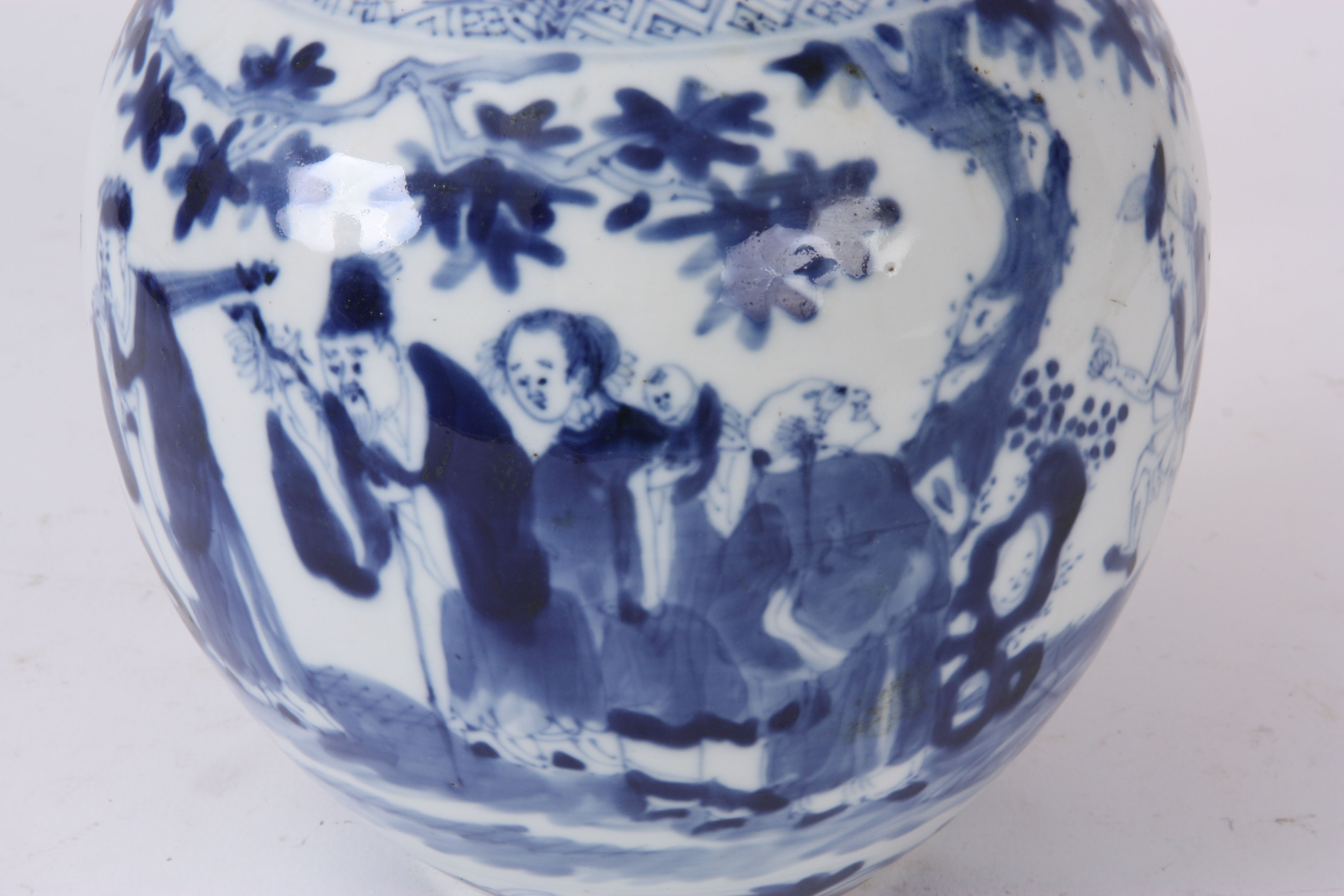 A LATE 17TH/ EARLY 18TH CENTURY CHINESE BLUE AND WHITE BULBOUS VASE decorated with figures in a - Image 4 of 7