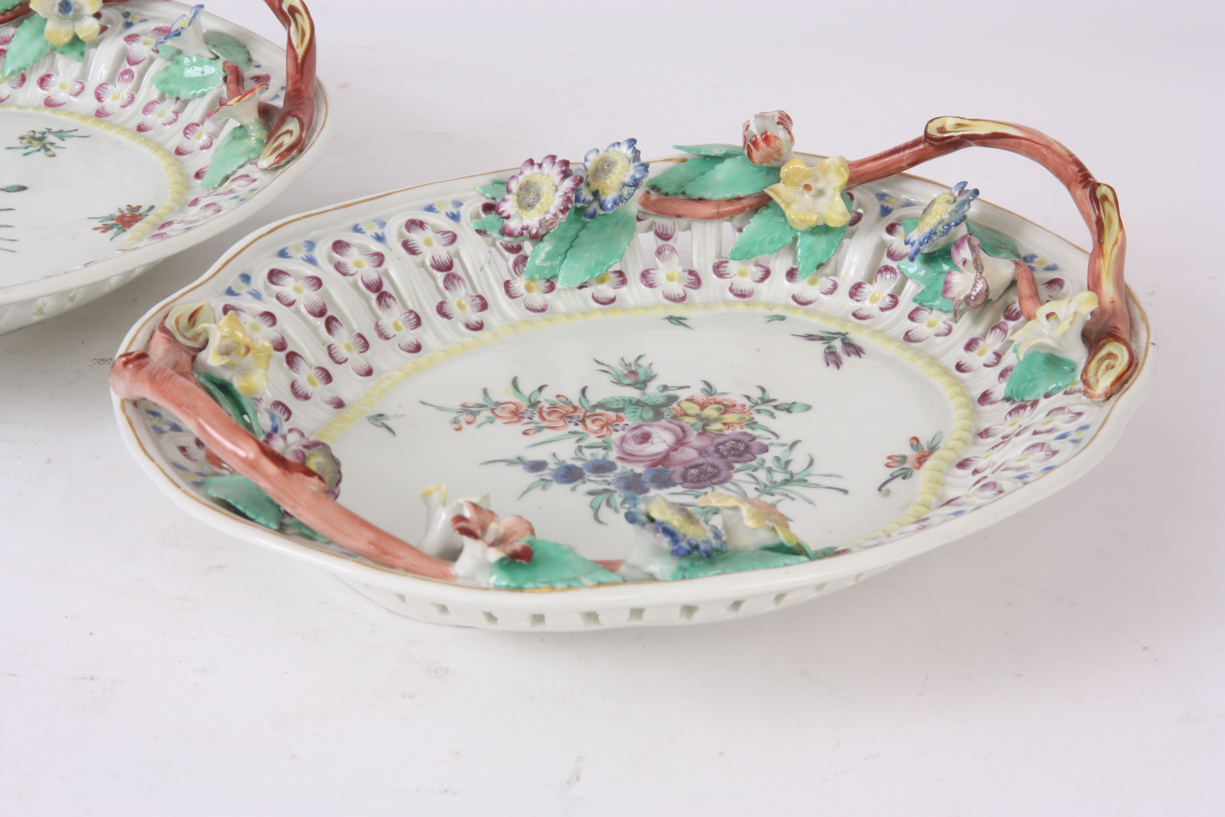 A PAIR OF LATE 18TH CENTURY FIRST PERIOD WORCESTER FACTORY PORCELAIN PIERCED DISHES - Image 2 of 7