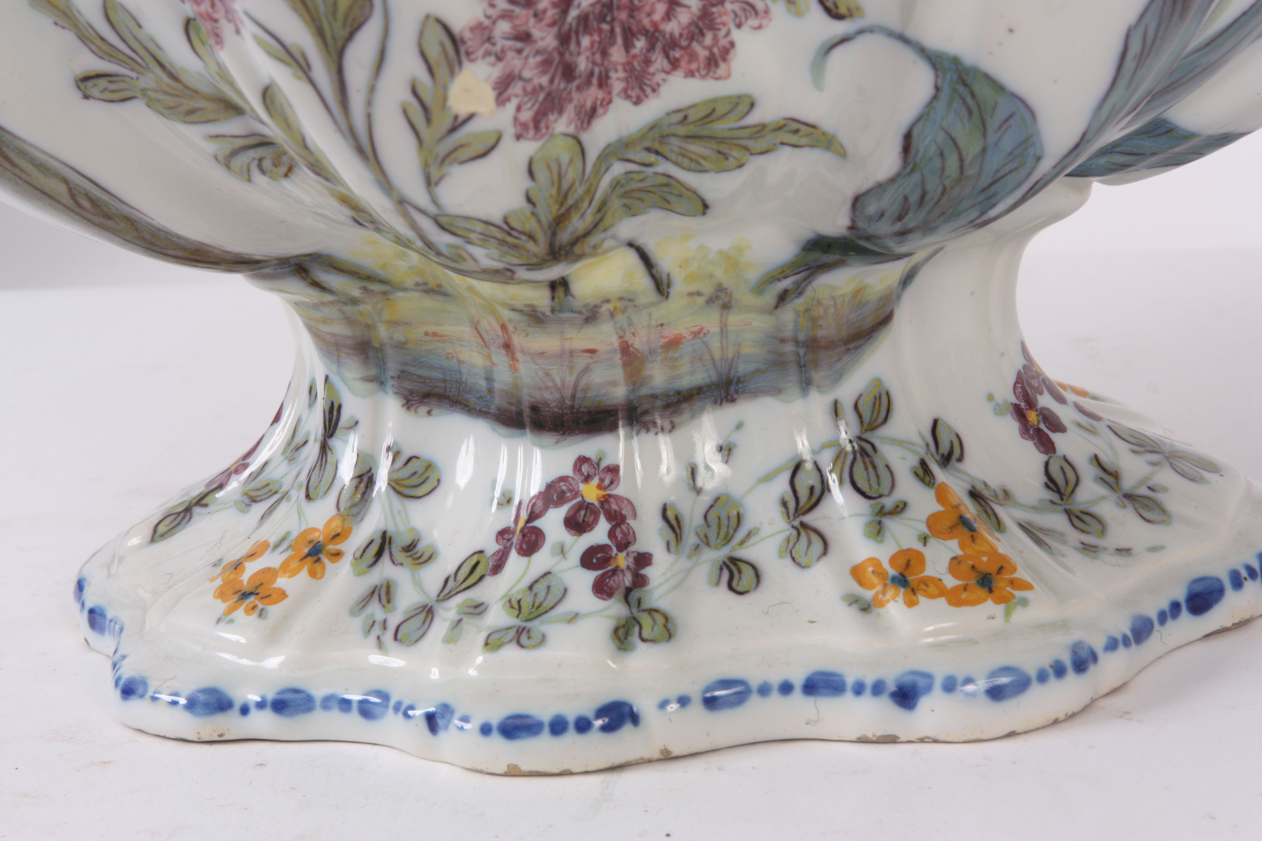 A LARGE  EARLY 19TH CENTURY ITALIAN FAIENCE POTTERY JARDINIERE PROBABLY BY NOVE with scalloped - Image 5 of 6