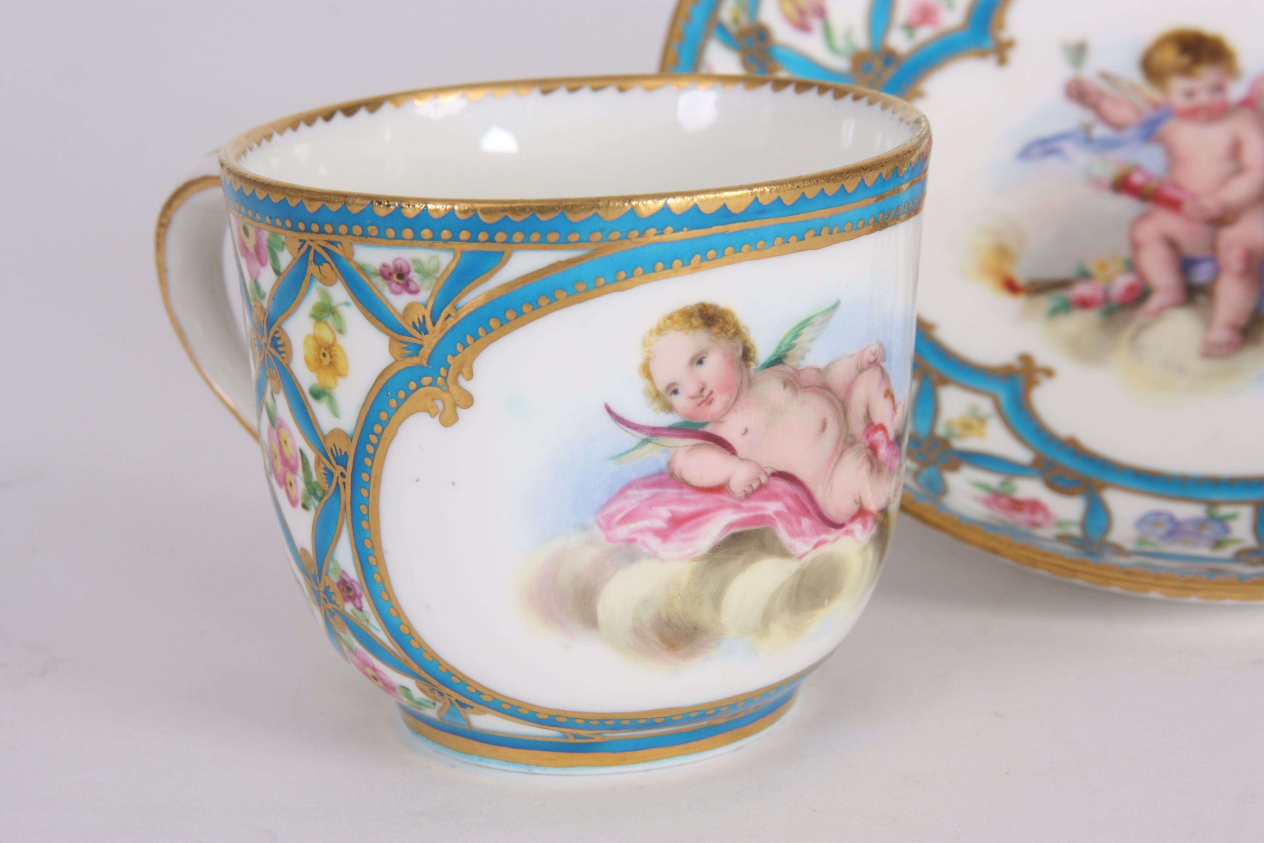 AN EARLY 19th CENTURY SERVES CUP AND SAUCER with flower and blue trellis decoration and painted - Image 2 of 4