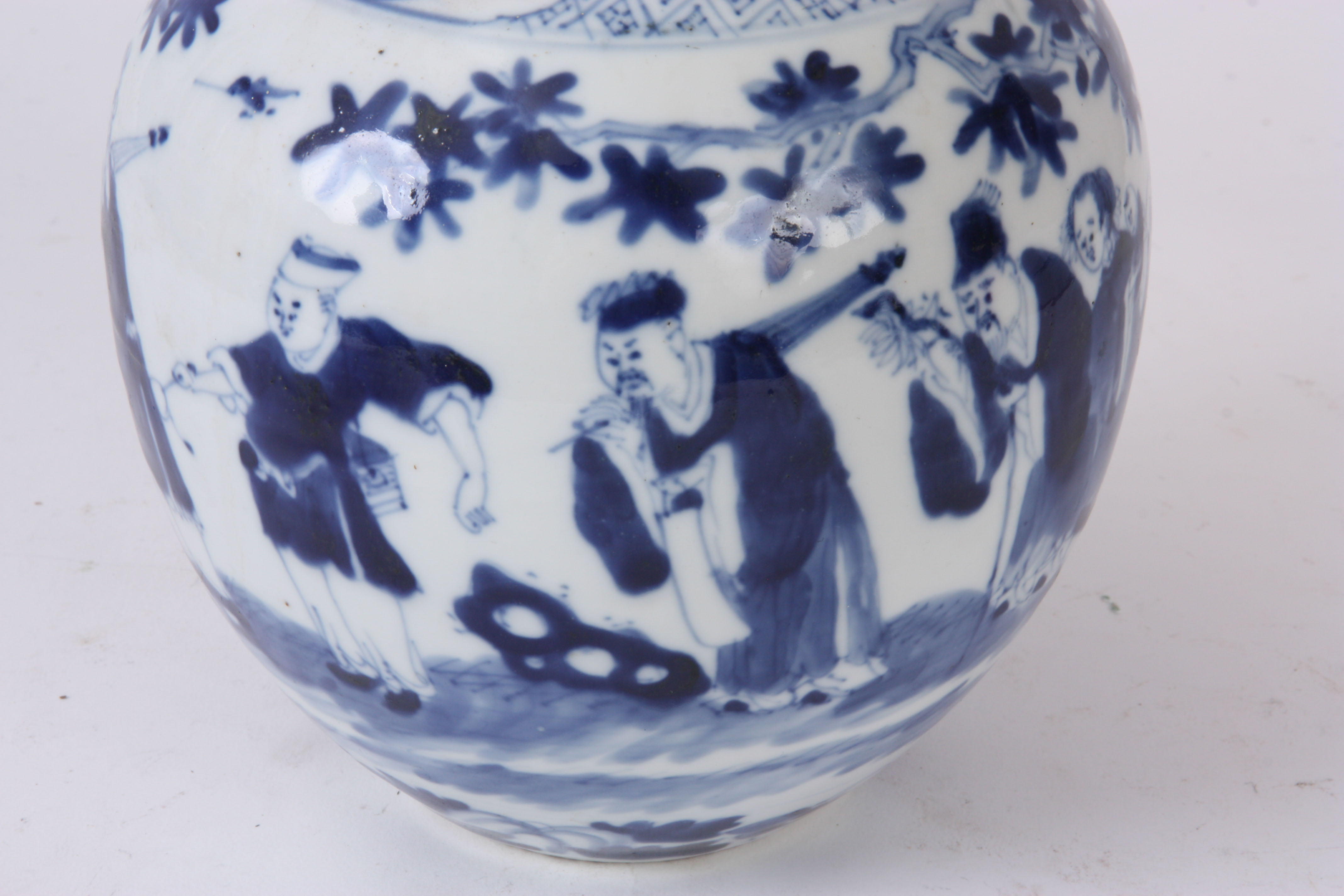 A LATE 17TH/ EARLY 18TH CENTURY CHINESE BLUE AND WHITE BULBOUS VASE decorated with figures in a - Image 3 of 7
