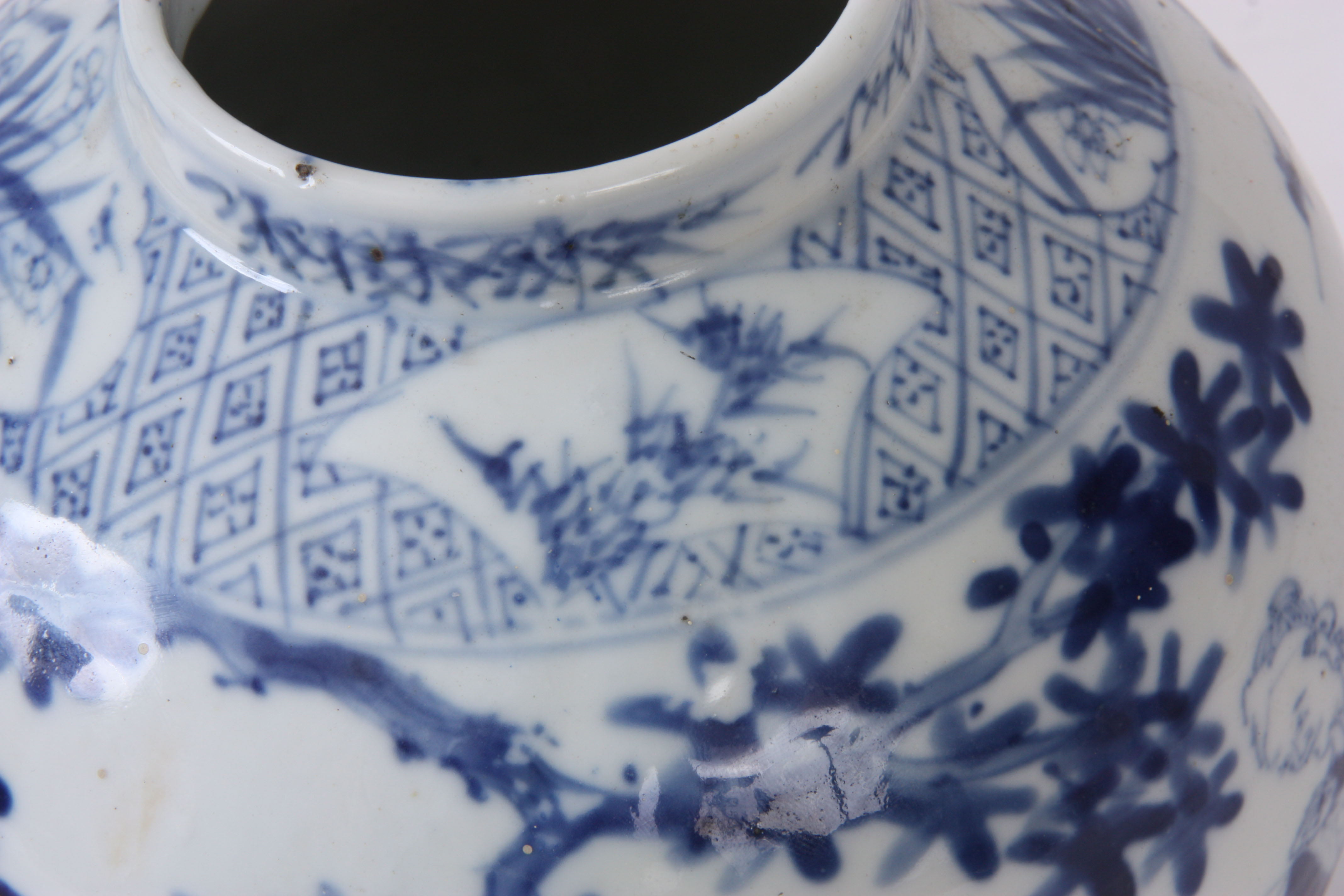 A LATE 17TH/ EARLY 18TH CENTURY CHINESE BLUE AND WHITE BULBOUS VASE decorated with figures in a - Image 6 of 7