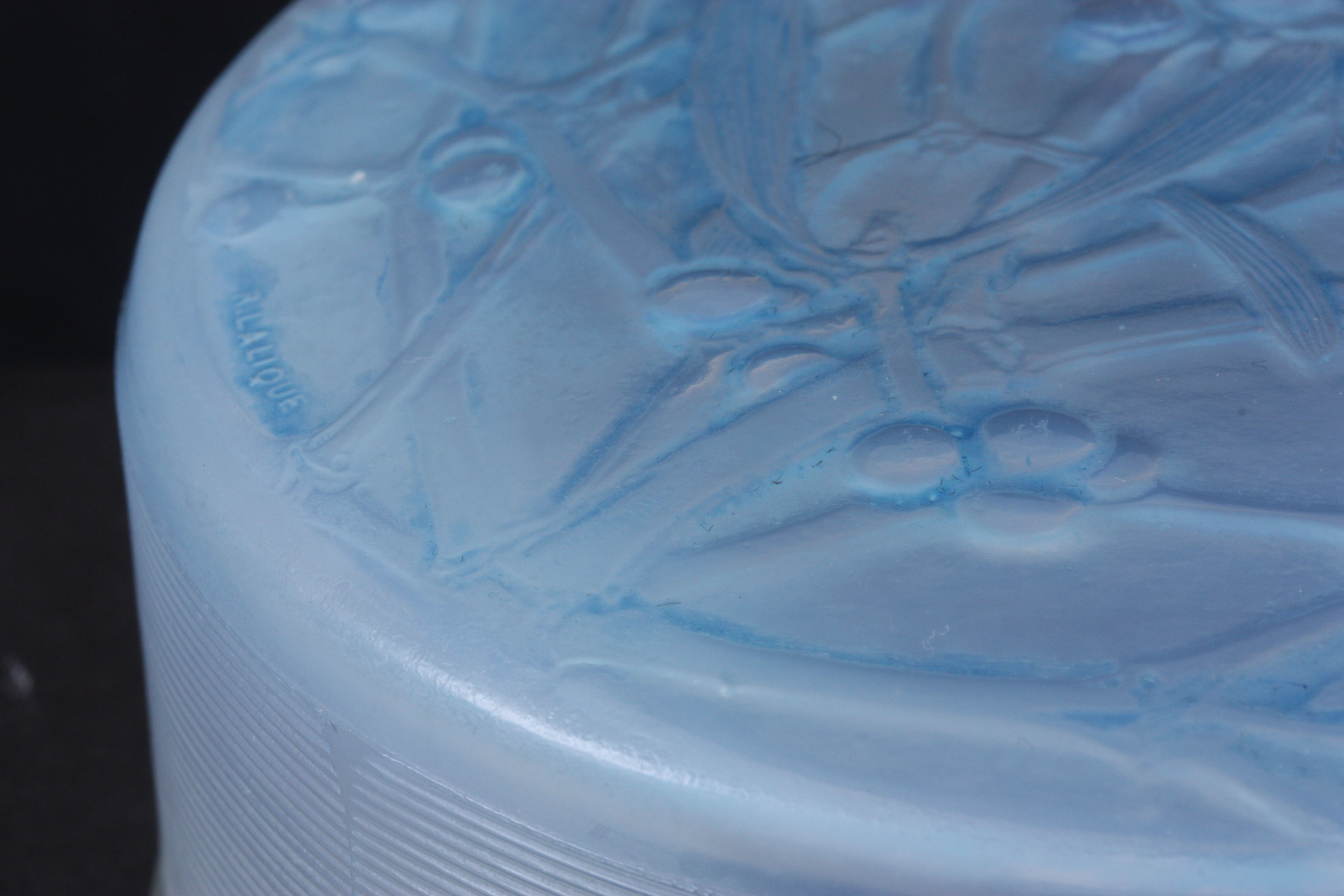 R. LALIQUE AN OPALESCENT AND BLUE STAINED GUI BOX with moulded mark to the lid and the base 10cm - Image 2 of 7