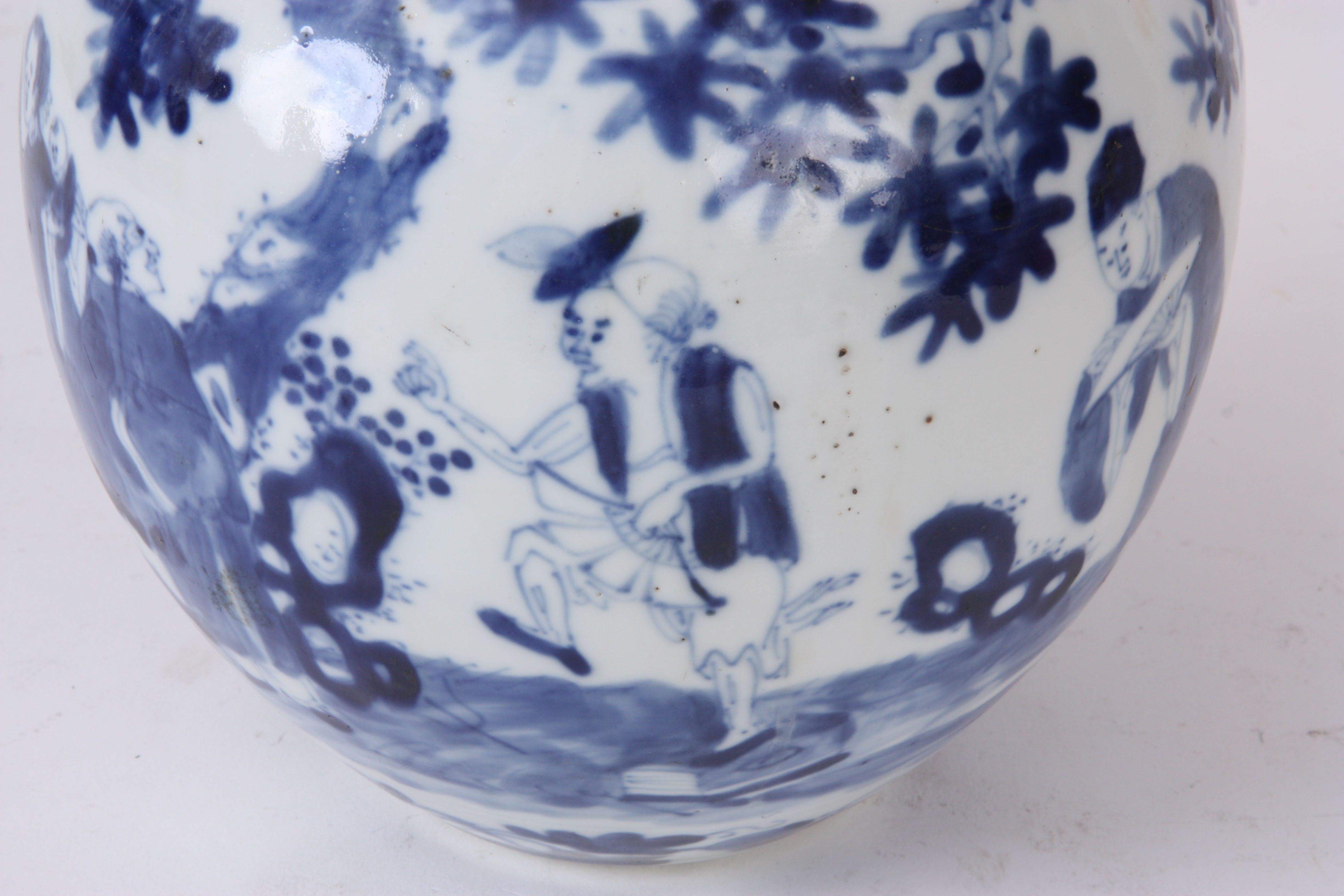 A LATE 17TH/ EARLY 18TH CENTURY CHINESE BLUE AND WHITE BULBOUS VASE decorated with figures in a - Image 5 of 7