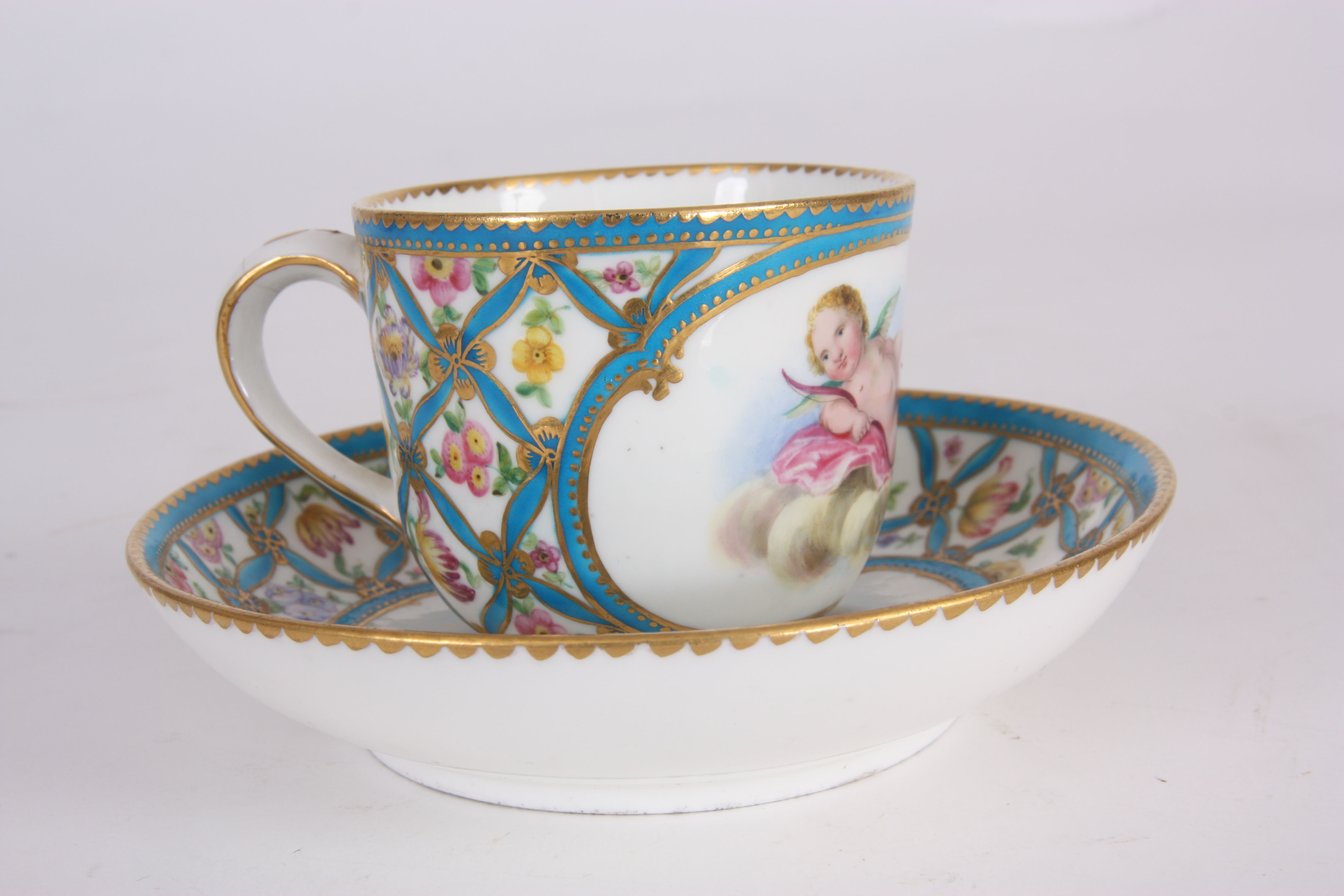 AN EARLY 19th CENTURY SERVES CUP AND SAUCER with flower and blue trellis decoration and painted - Image 4 of 4