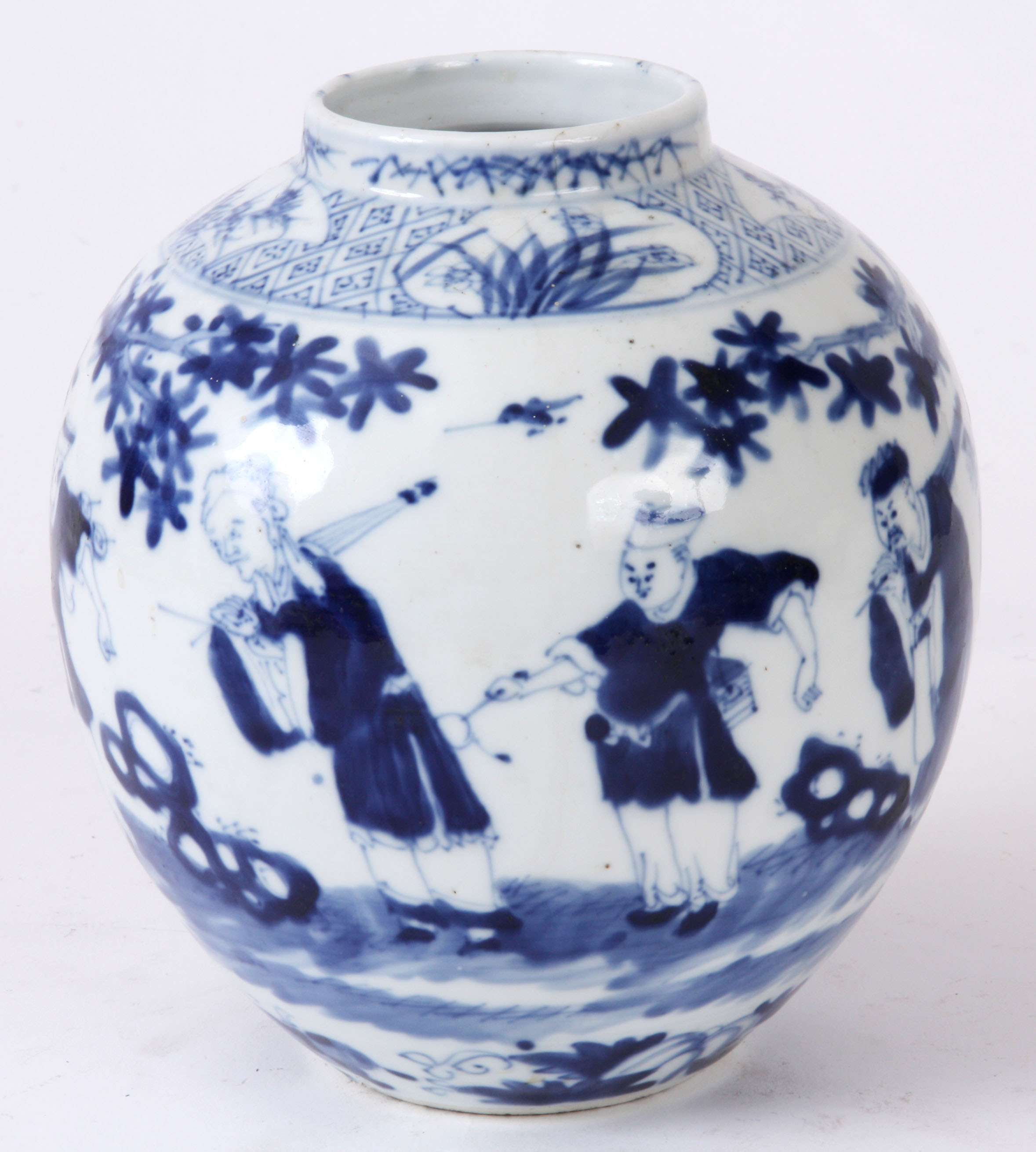 A LATE 17TH/ EARLY 18TH CENTURY CHINESE BLUE AND WHITE BULBOUS VASE decorated with figures in a