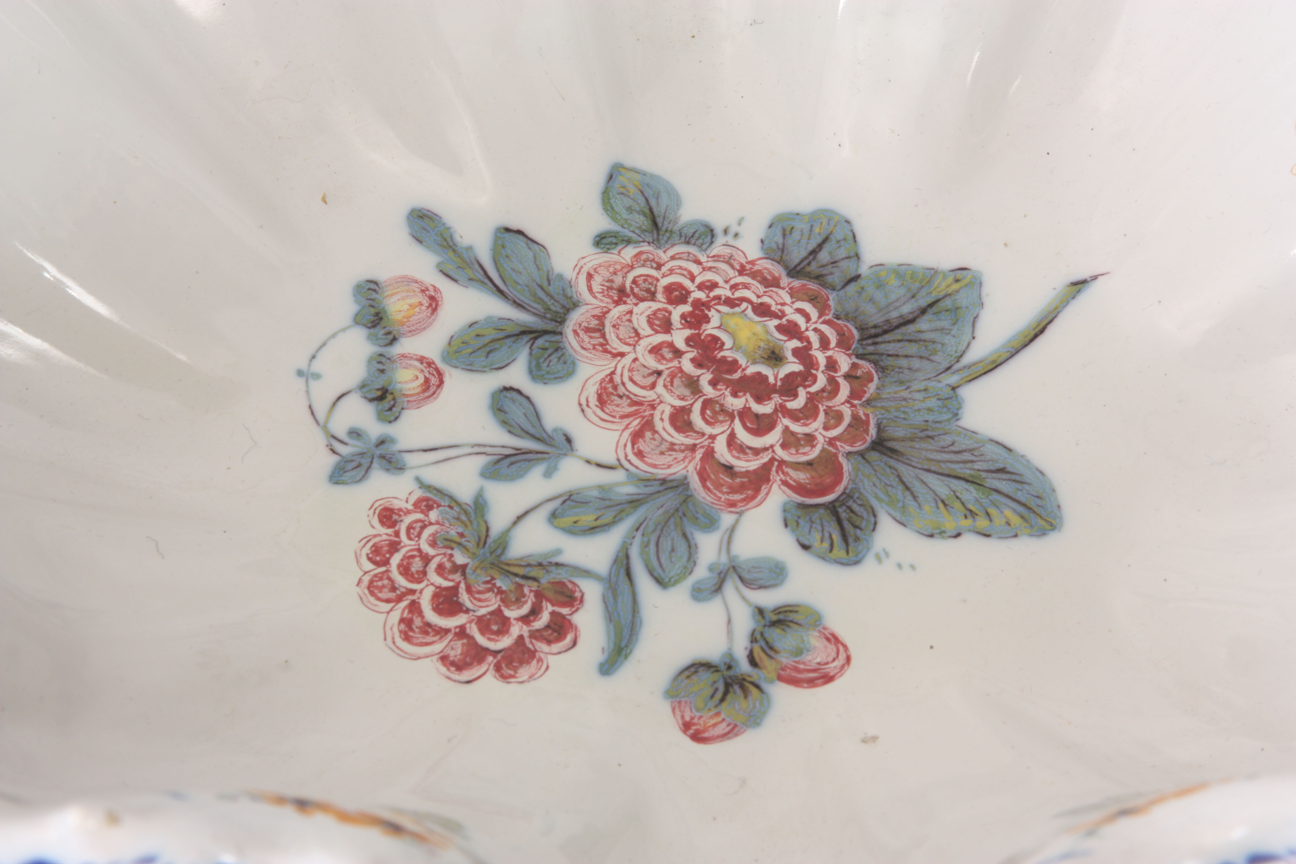 A LARGE  EARLY 19TH CENTURY ITALIAN FAIENCE POTTERY JARDINIERE PROBABLY BY NOVE with scalloped - Image 4 of 6