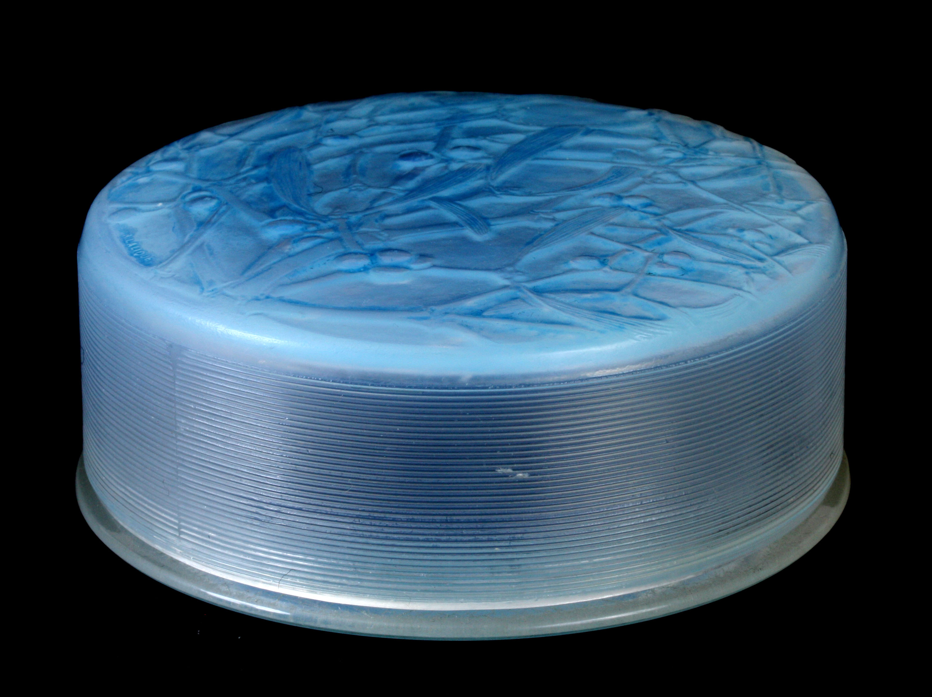 R. LALIQUE AN OPALESCENT AND BLUE STAINED GUI BOX with moulded mark to the lid and the base 10cm