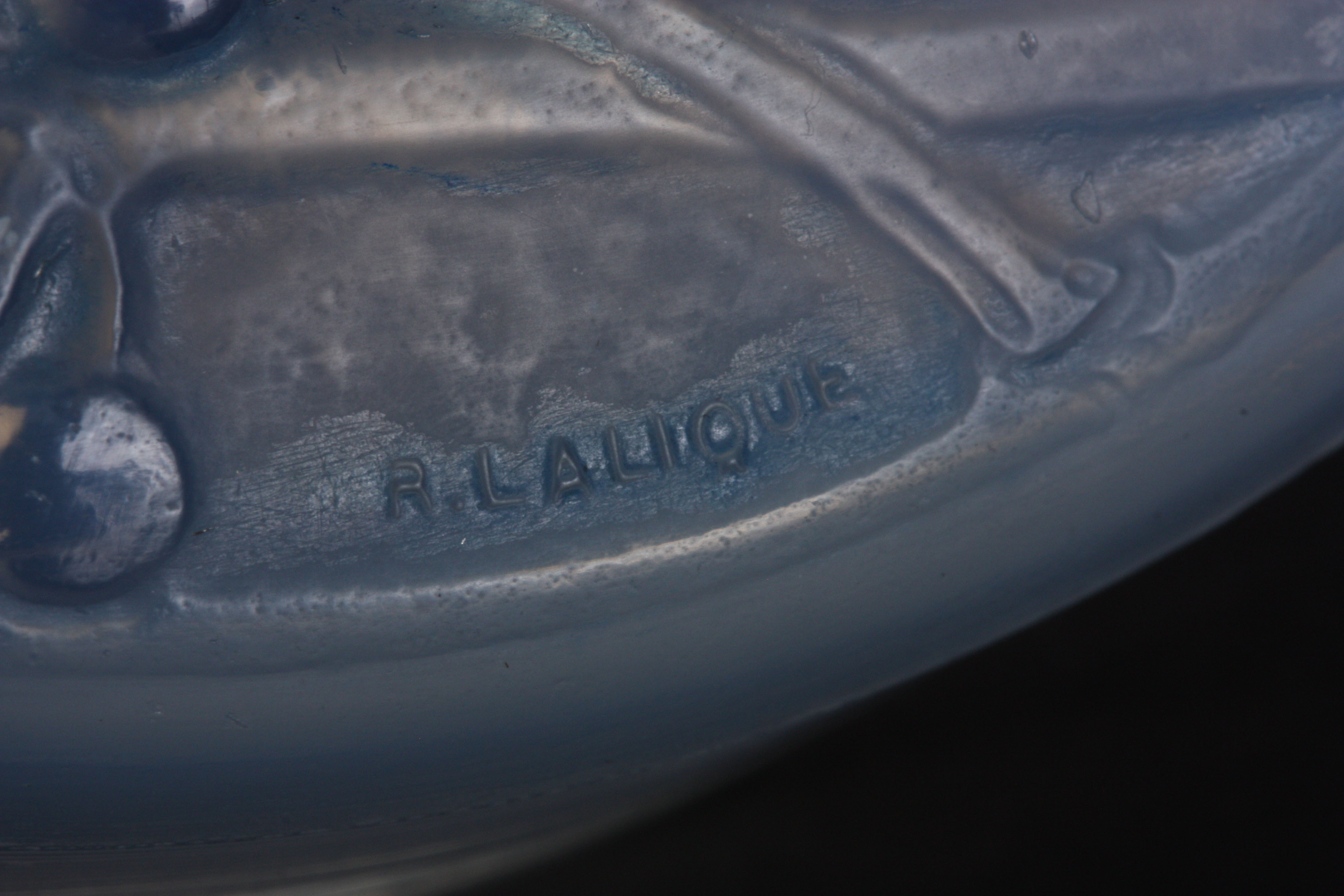 R. LALIQUE AN OPALESCENT AND BLUE STAINED GUI BOX with moulded mark to the lid and the base 10cm - Image 6 of 7