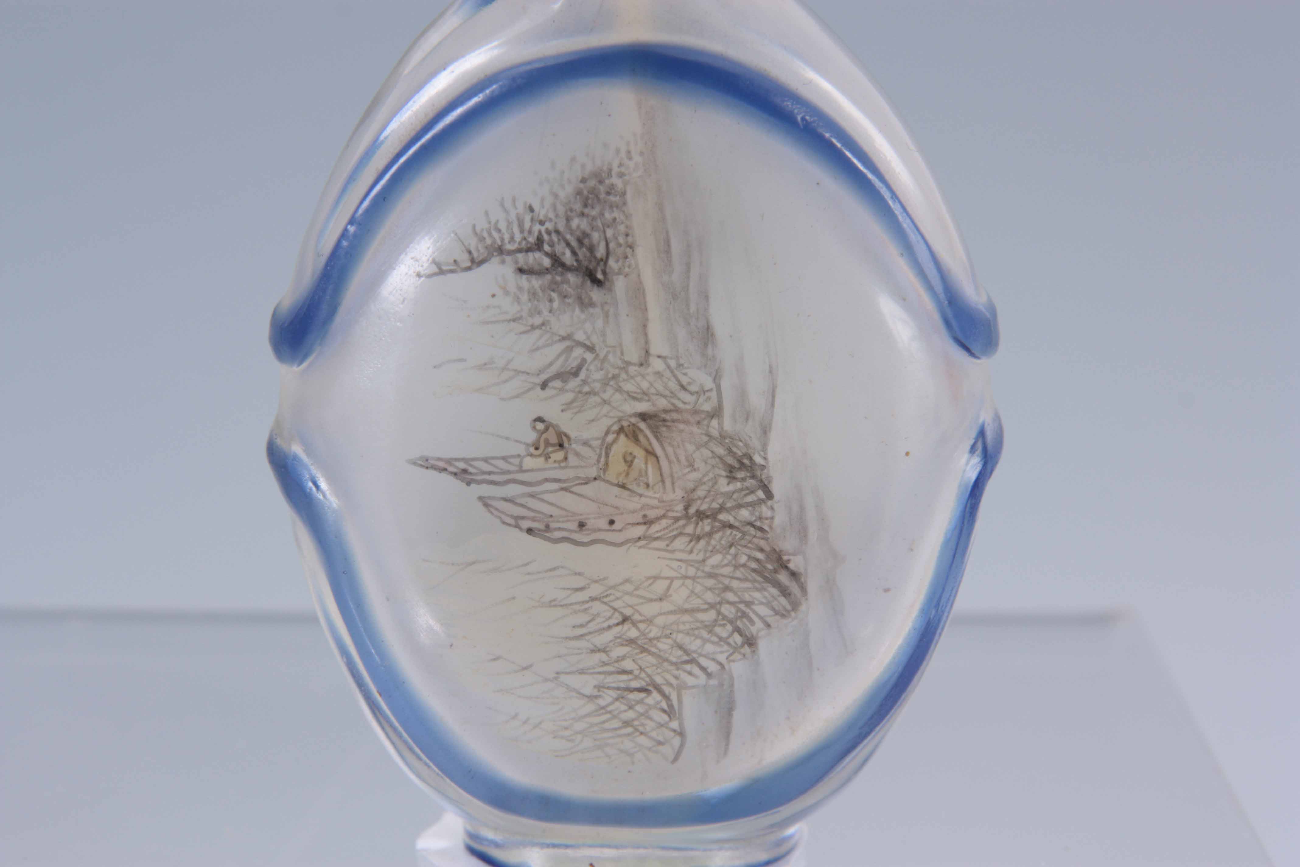 A CHINESE CRYSTAL AND BLUE GLASS CAMEO CUT SNUFF BOTTLE with inside painted scenes of fishermen with - Image 4 of 6