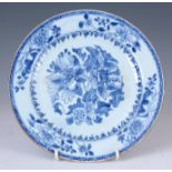 AN UNUSUAL 18TH CENTURY COBALT BLUE CHINESE BLUE AND WHITE PORCELAIN PLATE having a café au lait rim