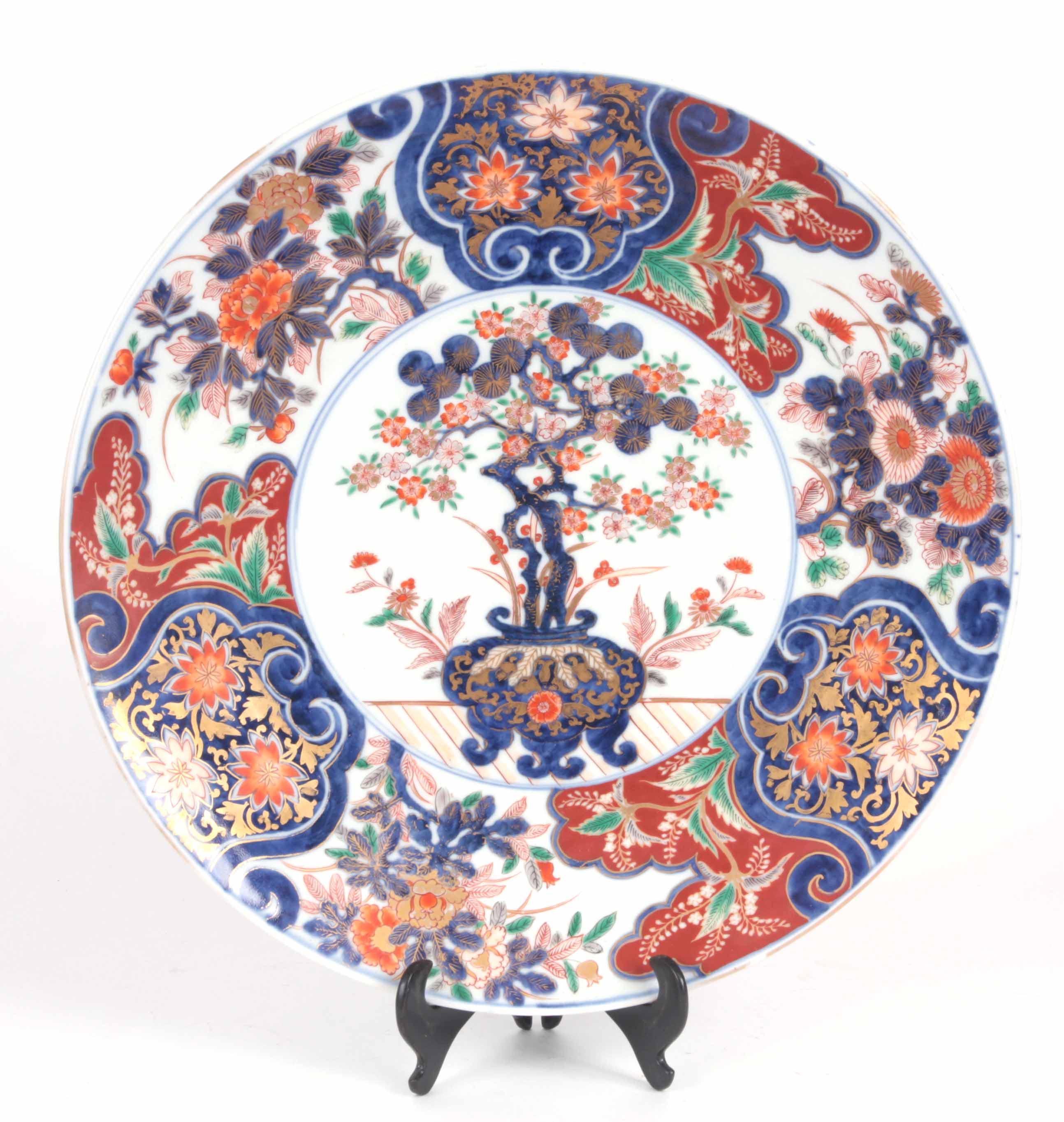 A 19th CENTURY CHINESE IMARI PORCELAIN CHARGER with six character mark 40cm diameter.