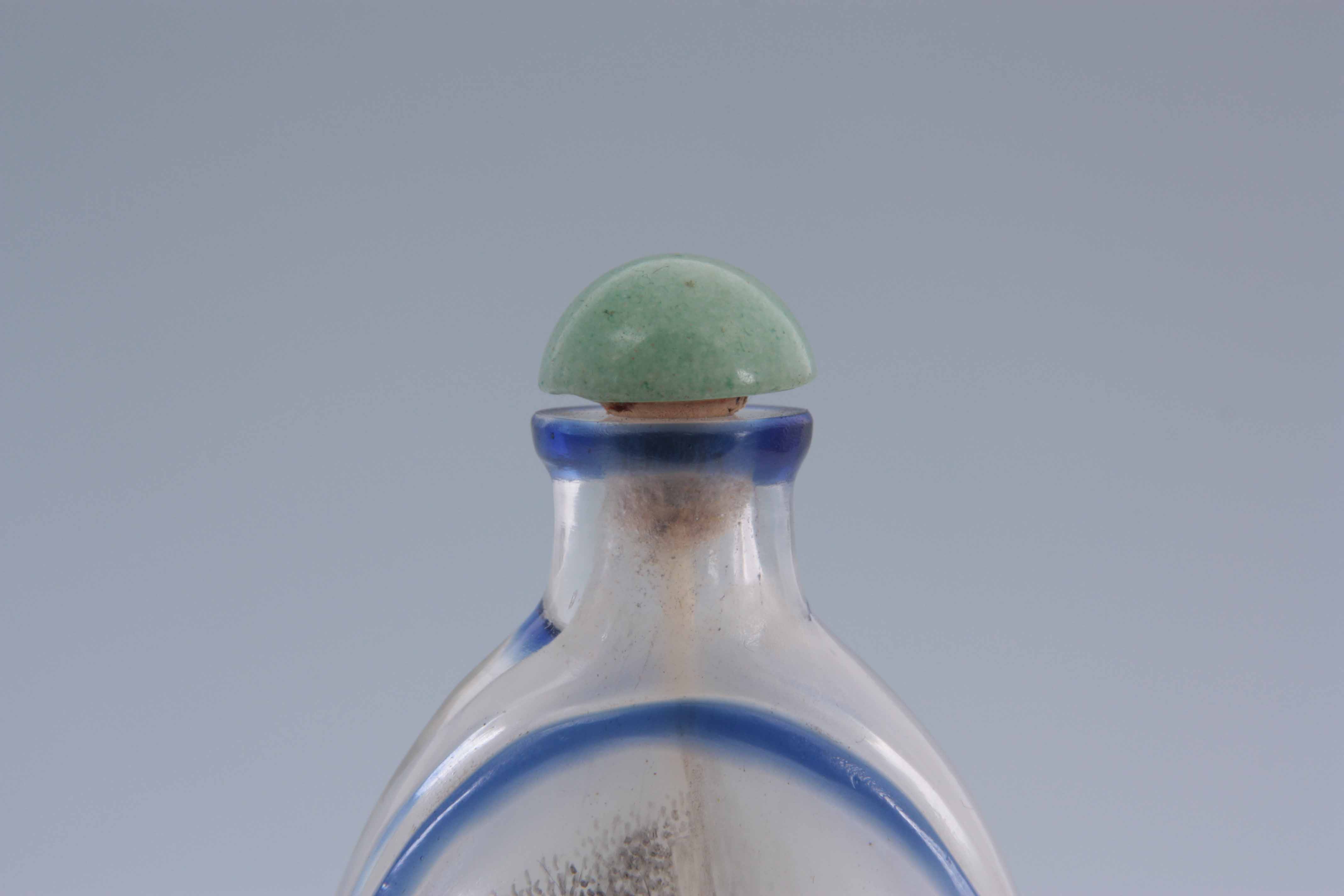 A CHINESE CRYSTAL AND BLUE GLASS CAMEO CUT SNUFF BOTTLE with inside painted scenes of fishermen with - Image 5 of 6